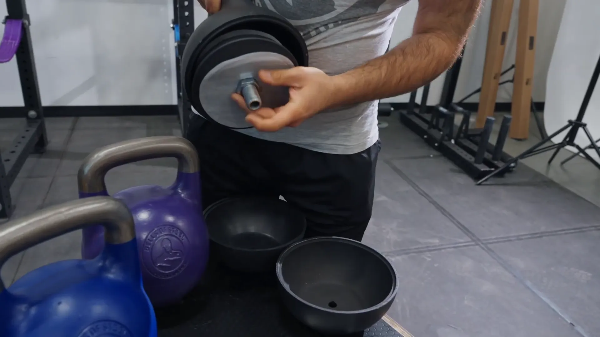 Plastic bottom shell for adjustable kettlebell