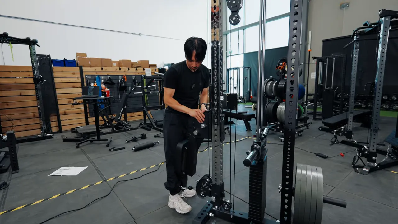 Seal row pad positioned low for leg curl support