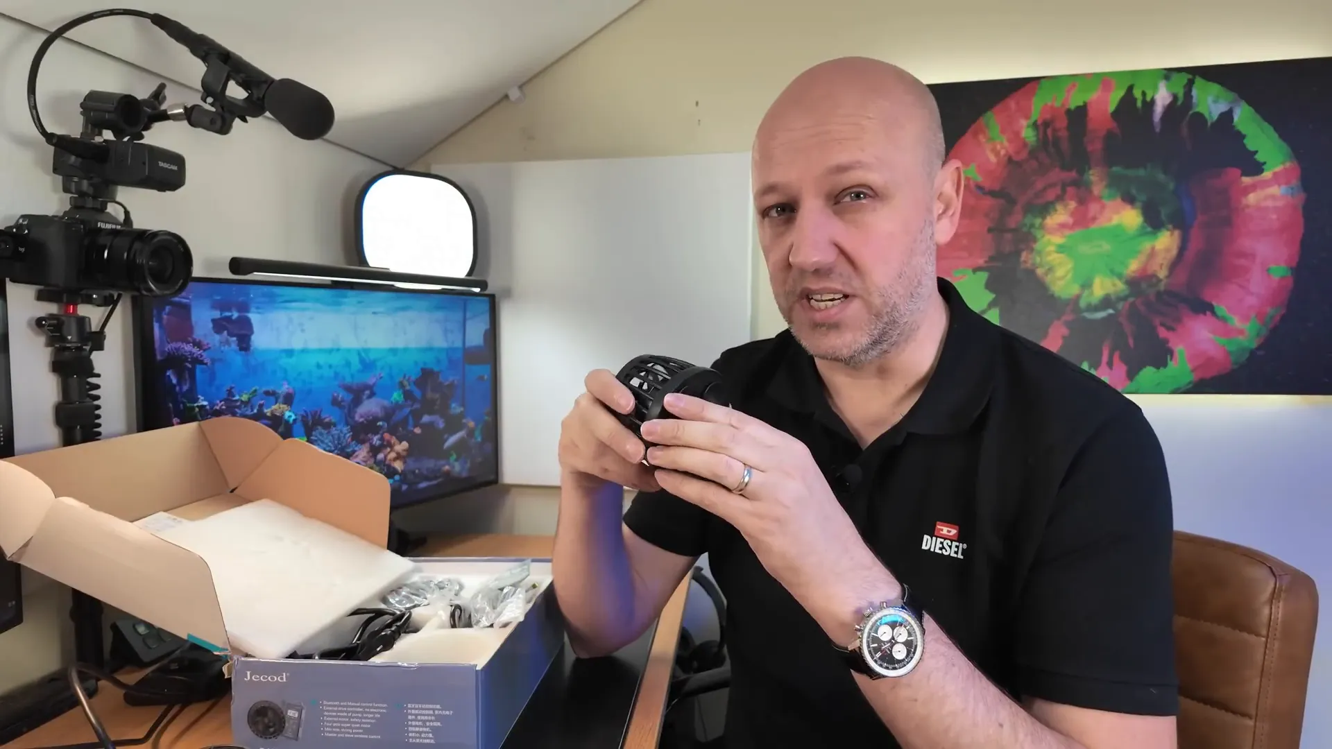 Jecod DMP 40 mounted on aquarium glass with suction cups and magnets