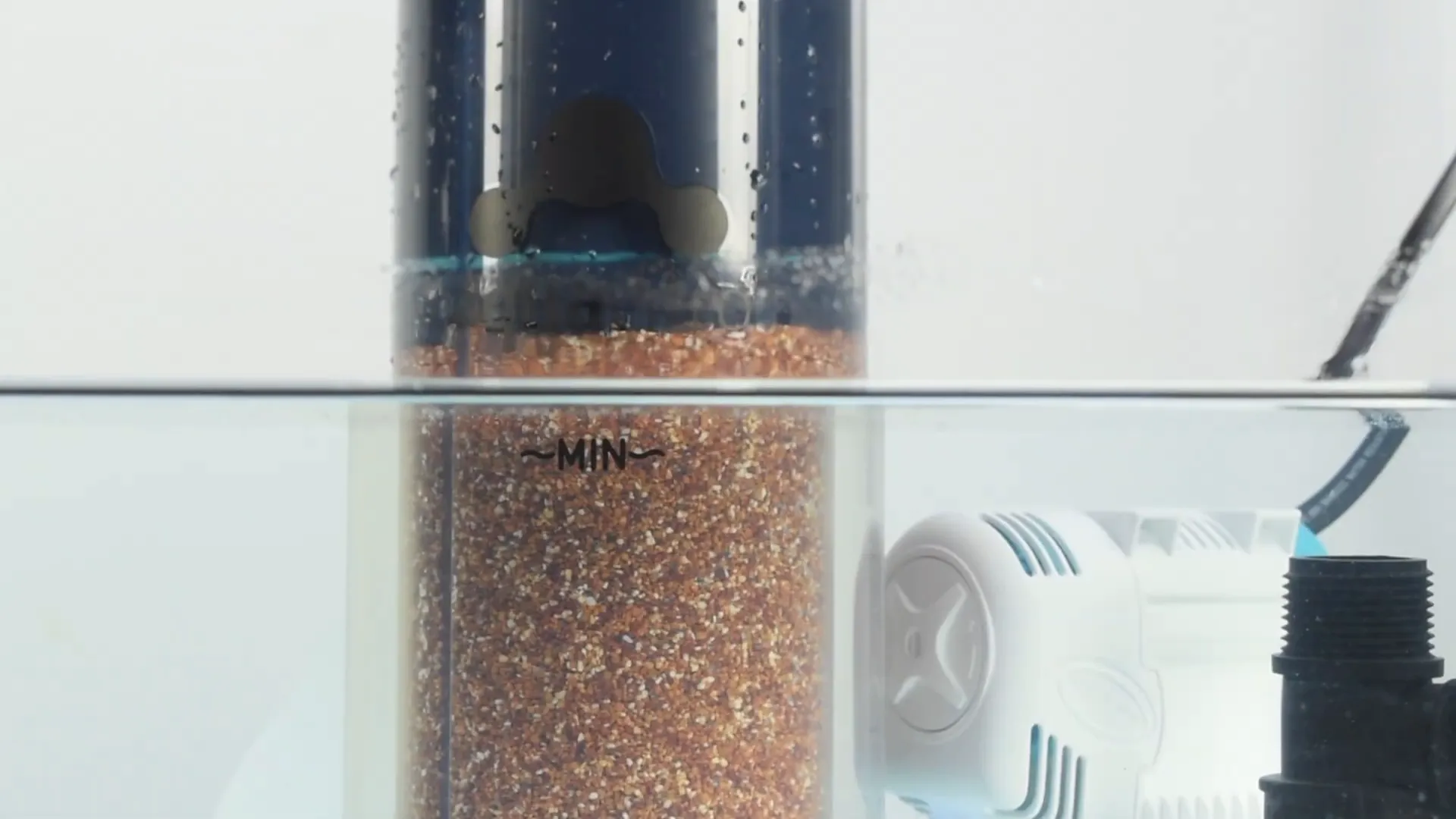 Adjustable internal plate inside Element M reactor