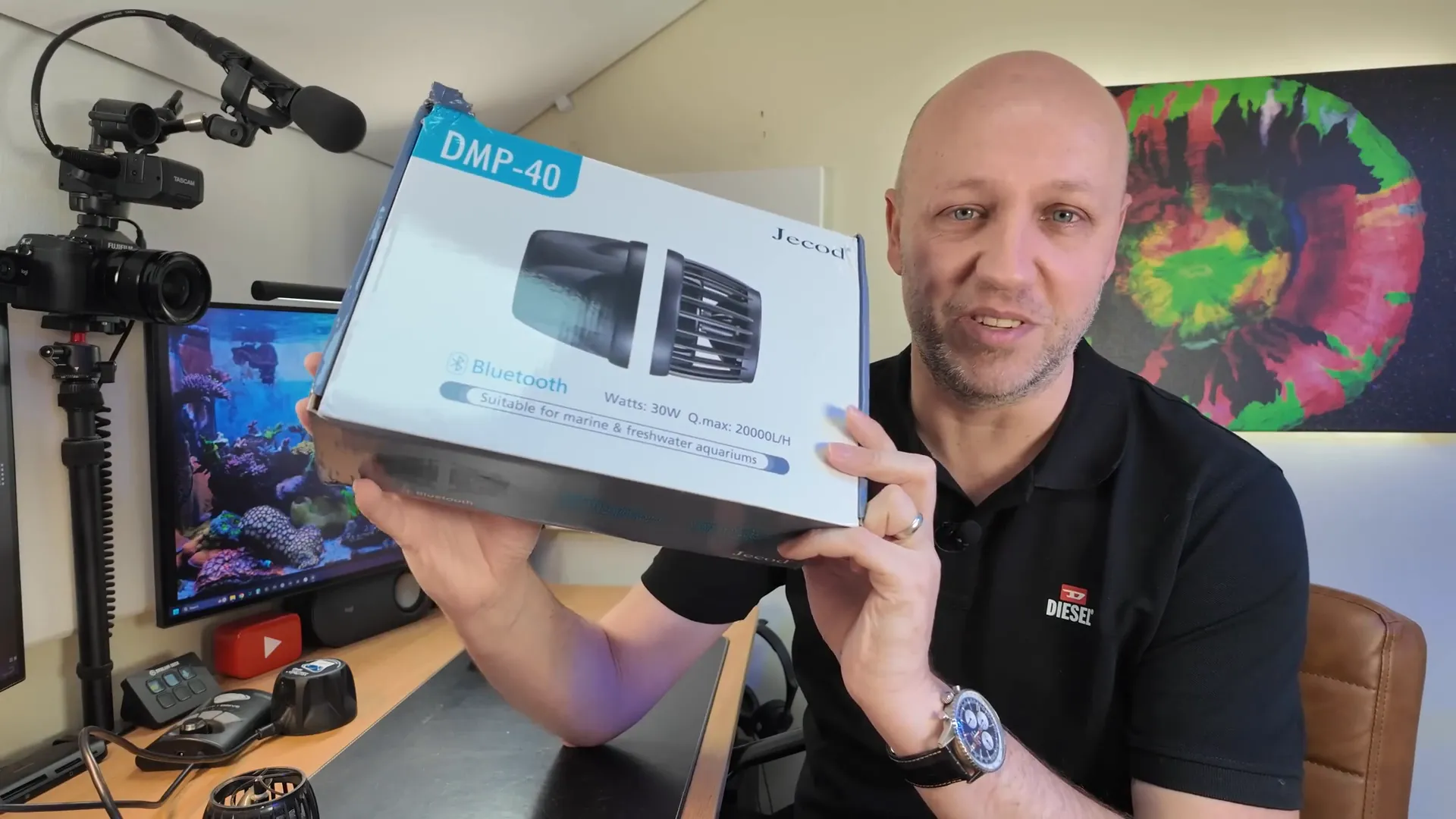 Damaged corner of Jecod DMP-40 box showing shipping wear