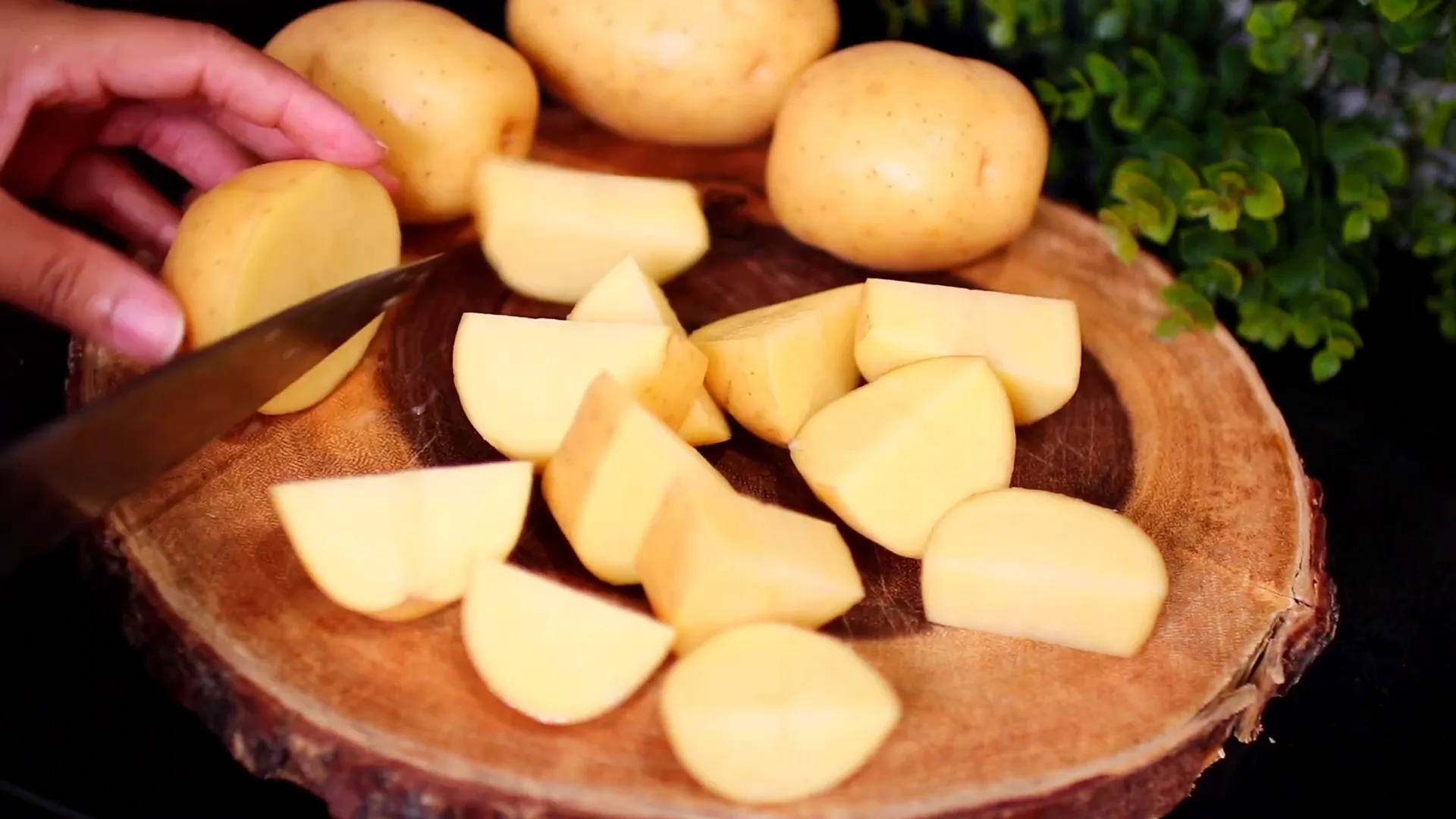 Cutting the potatoes