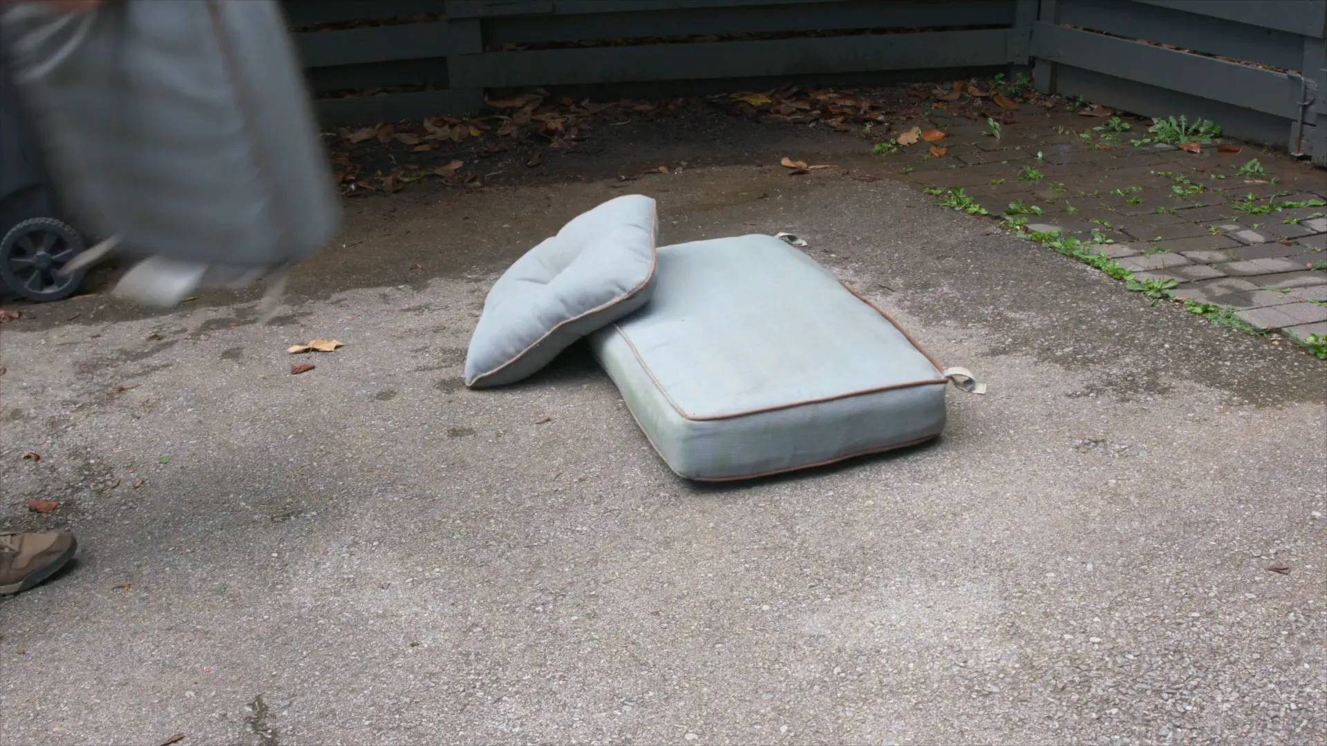 Preparing the cleaning area for outdoor cushions