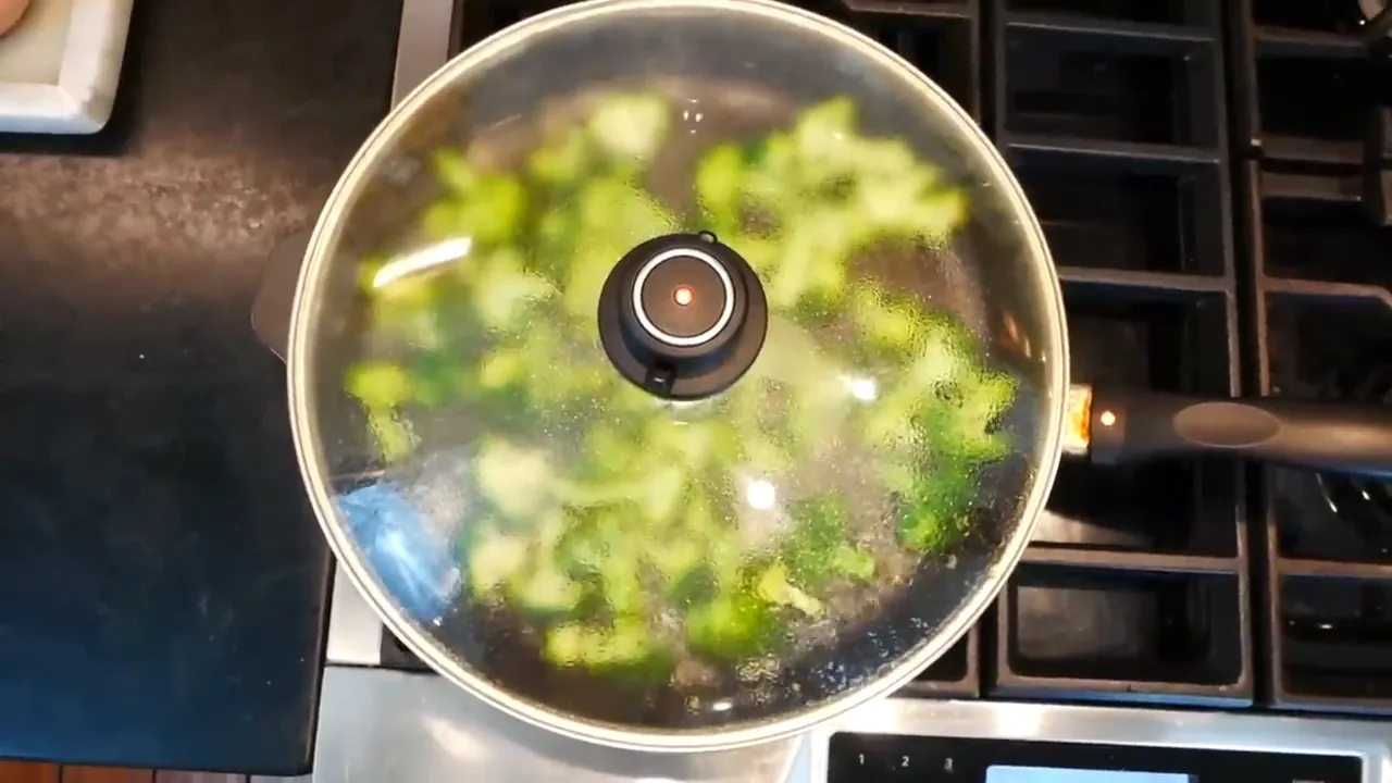 Steaming broccoli in the skillet