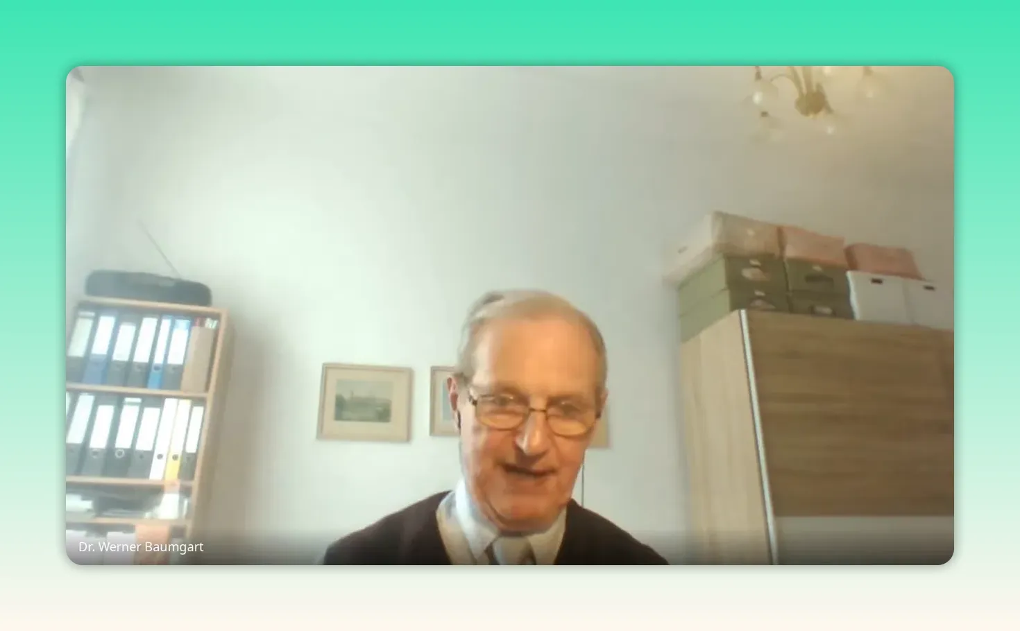 Referent im Videointerview vor Regal erklärt CO2‑Methanisierung