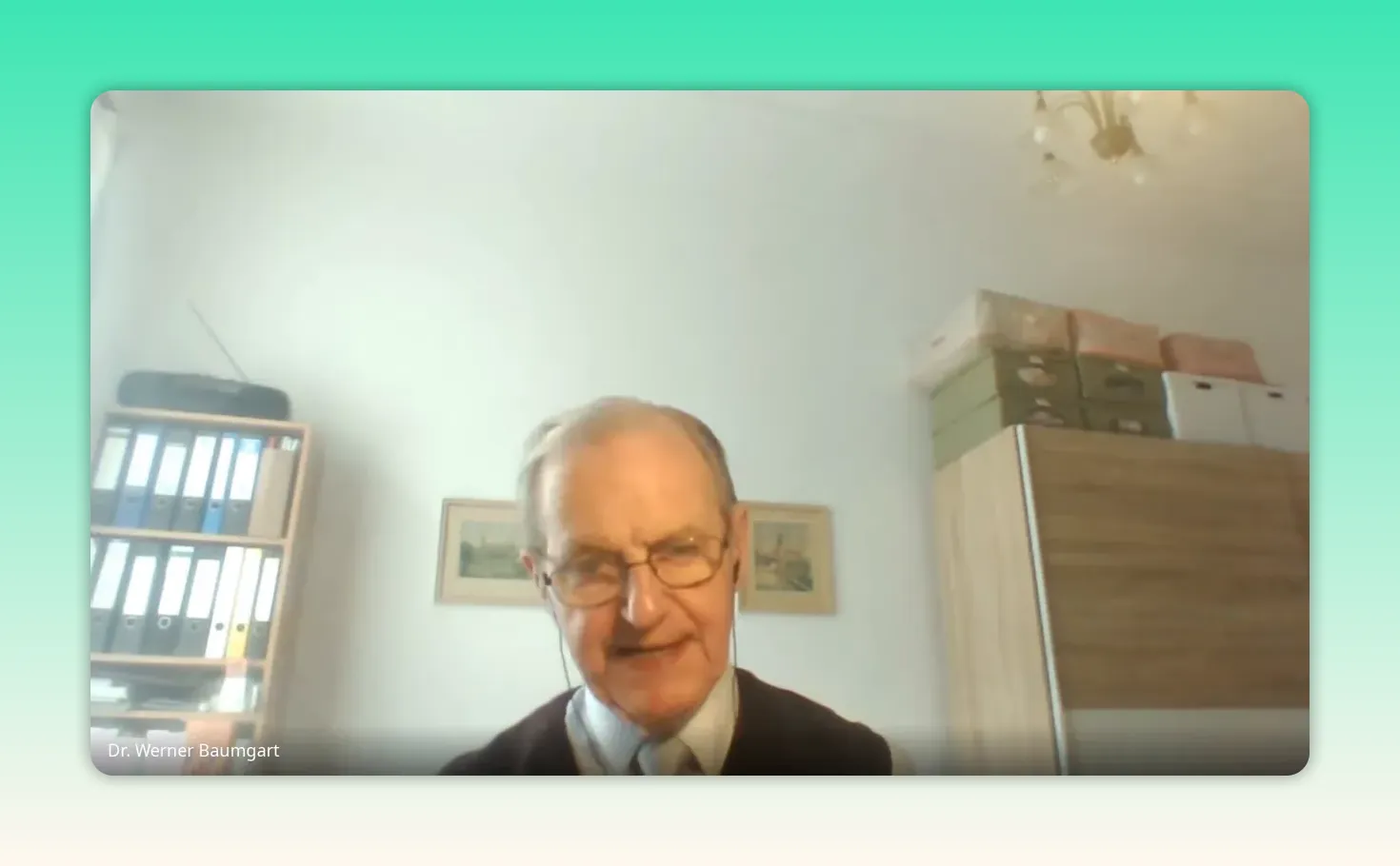 Sprecher im Videocall beim Erklären der CO2‑Methanisierung, deutliches Gesicht und gute Beleuchtung