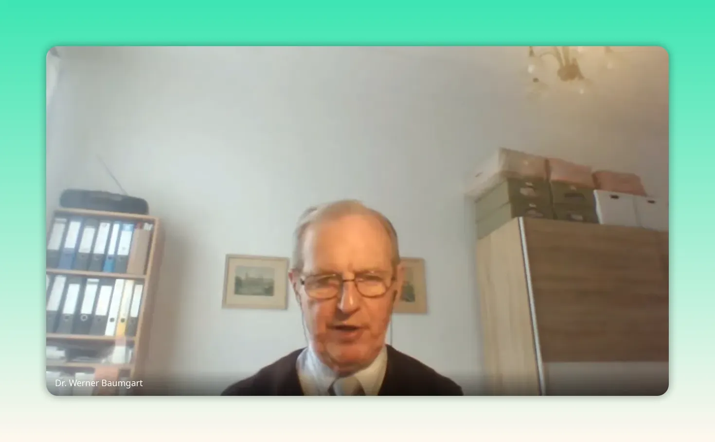 Videointerview: Sprecher erläutert dezentrale Wasserstoffproduktion im Bürohintergrund