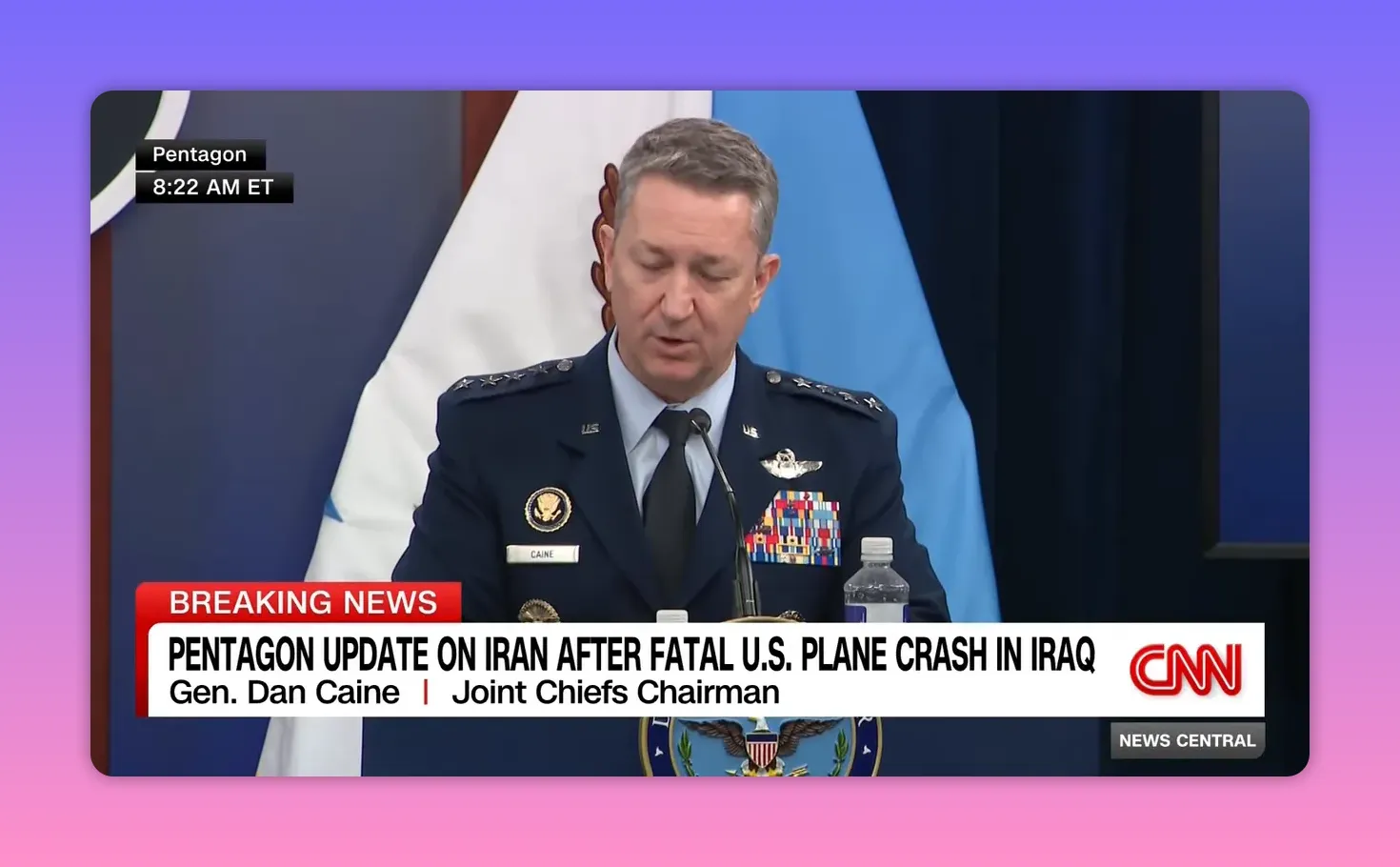 Militärischer Sprecher in Uniform bei Pentagon-Pressekonferenz über Flugzeugabsturz