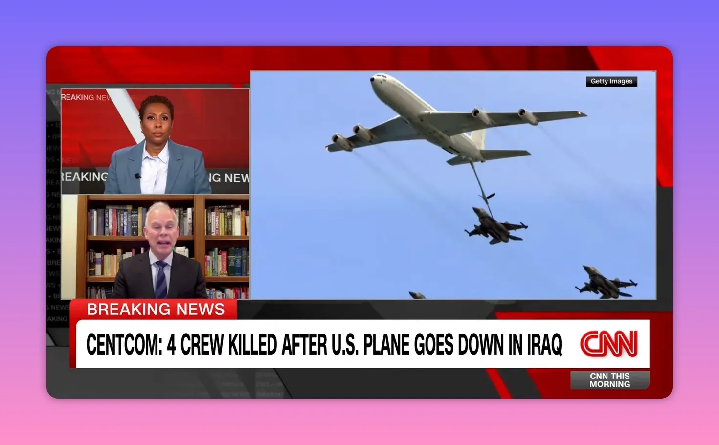 KC-135 beim Luftbetanken: Betankungsschlauch hängt, zwei Kampfflugzeuge tanken in der Luft