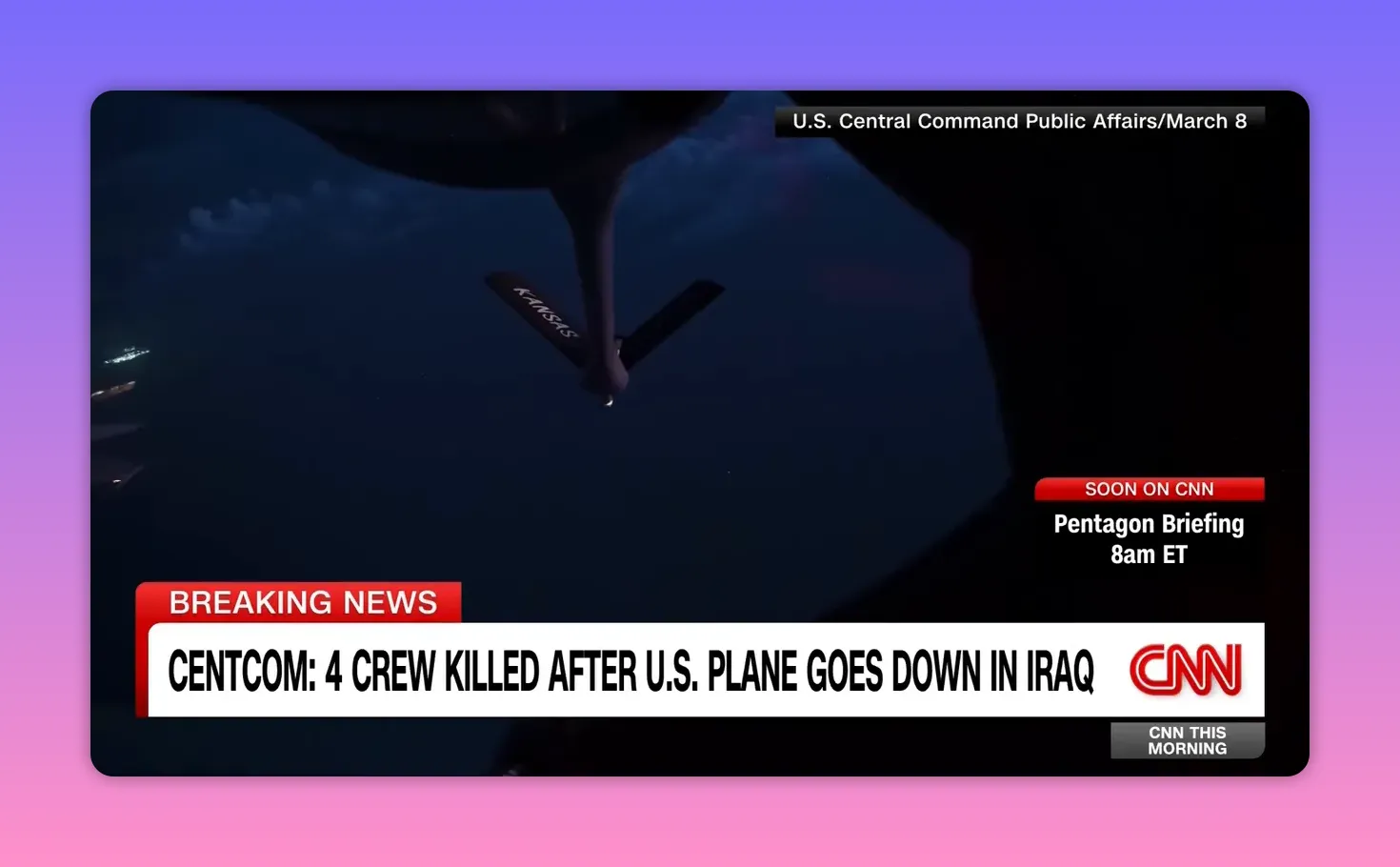 Betankungsstutzen und Begleitflugzeug bei nächtlicher Luftbetankung