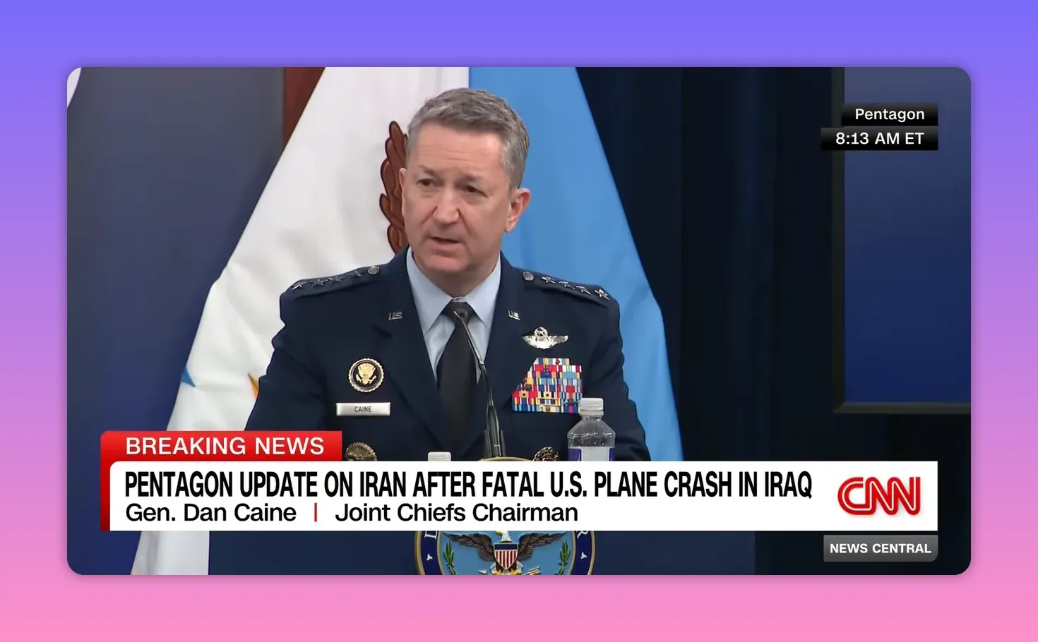 Militärischer Offizieller spricht am Rednerpult; Pressebanner informiert über Flugzeugabsturz