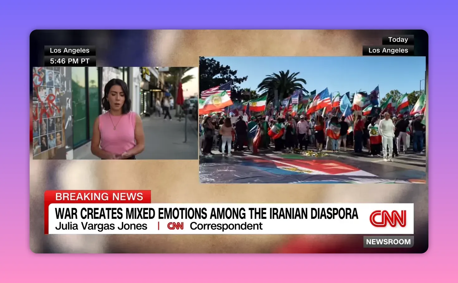 Große Protestversammlung mit zahlreichen US‑ und iranischen Flaggen und vielen Teilnehmenden, klar und scharf.