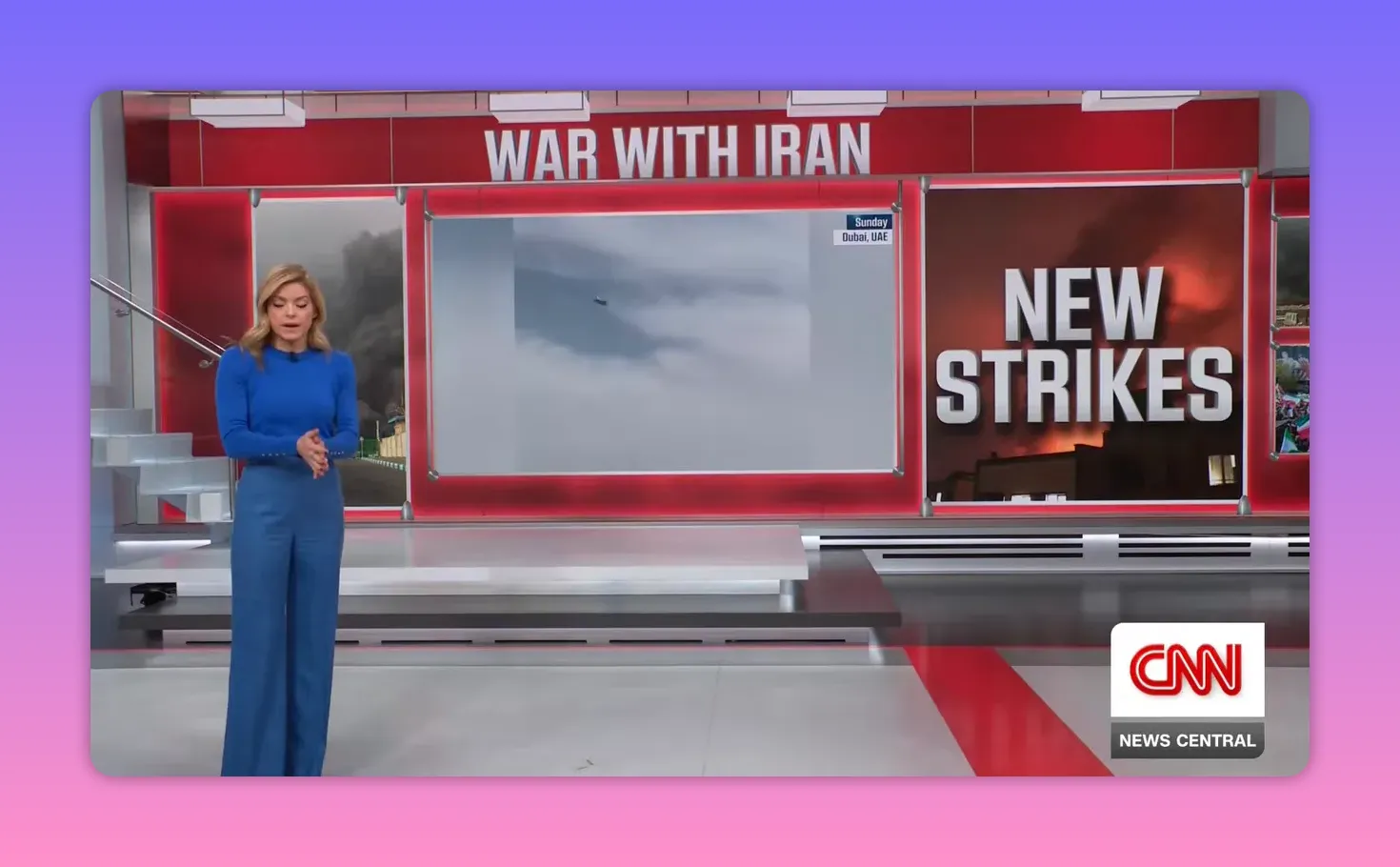 Kampfflugzeug in den Wolken während eines möglichen Abfangversuchs über Dubai