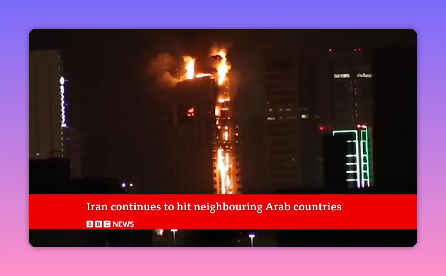 Tour en feu la nuit avec une colonne de flammes verticales, vue claire sur les dégâts