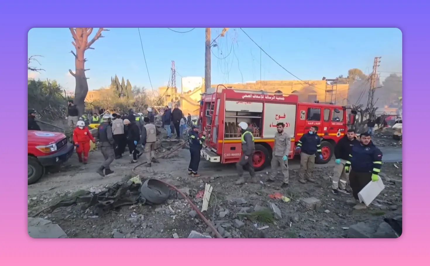 vue générale des opérations de secours autour d'un camion de pompiers et des décombres