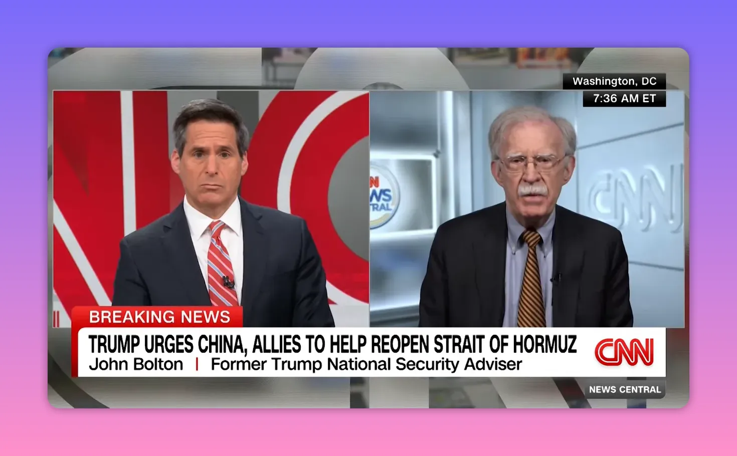 Scharfes Split-Screen-Fernsehbild: Moderator links, Experte rechts; Chyron zum Thema Straße von Hormuz