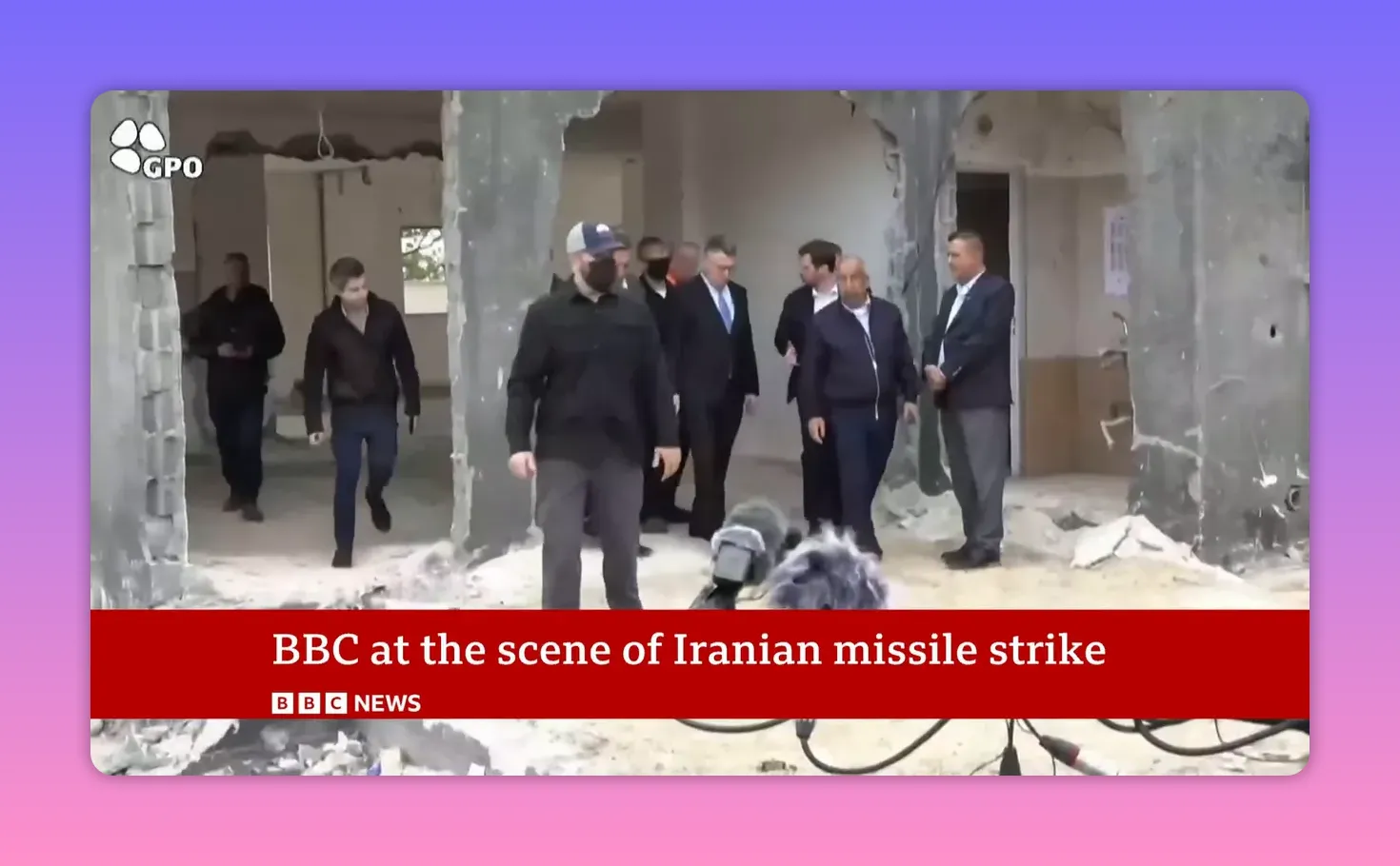 Bâtiment partiellement détruit avec débris au sol et plusieurs personnes inspectant les dégâts après une frappe