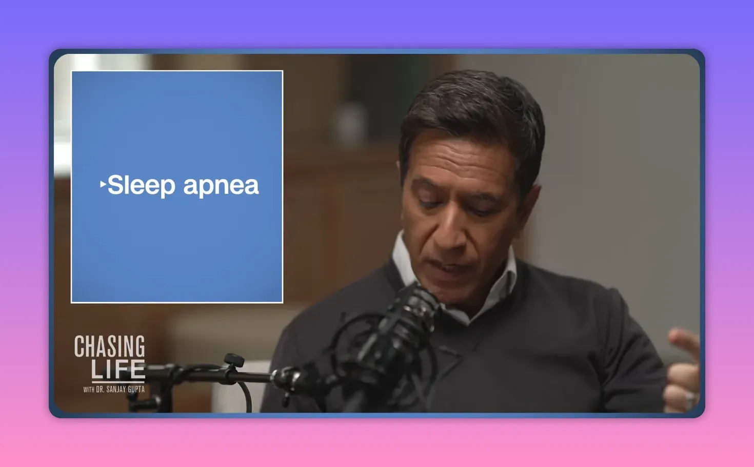 Podcast-Szene mit eingeblendetem blauen Slide 'Sleep apnea' und Sprecher am Mikrofon