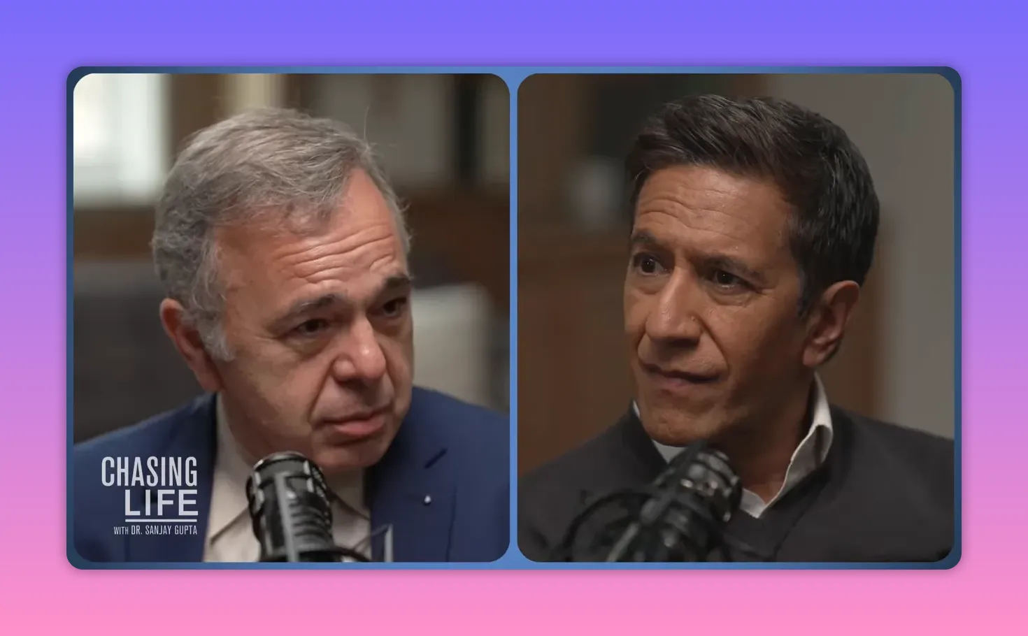 Zwei Personen im Podcast-Interview, im Gespräch vor Mikrofonen.