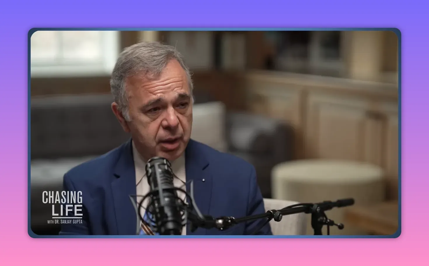 Podcast‑Gast in Nahaufnahme, spricht ins Mikrofon; klarer, scharfer Bildausschnitt.