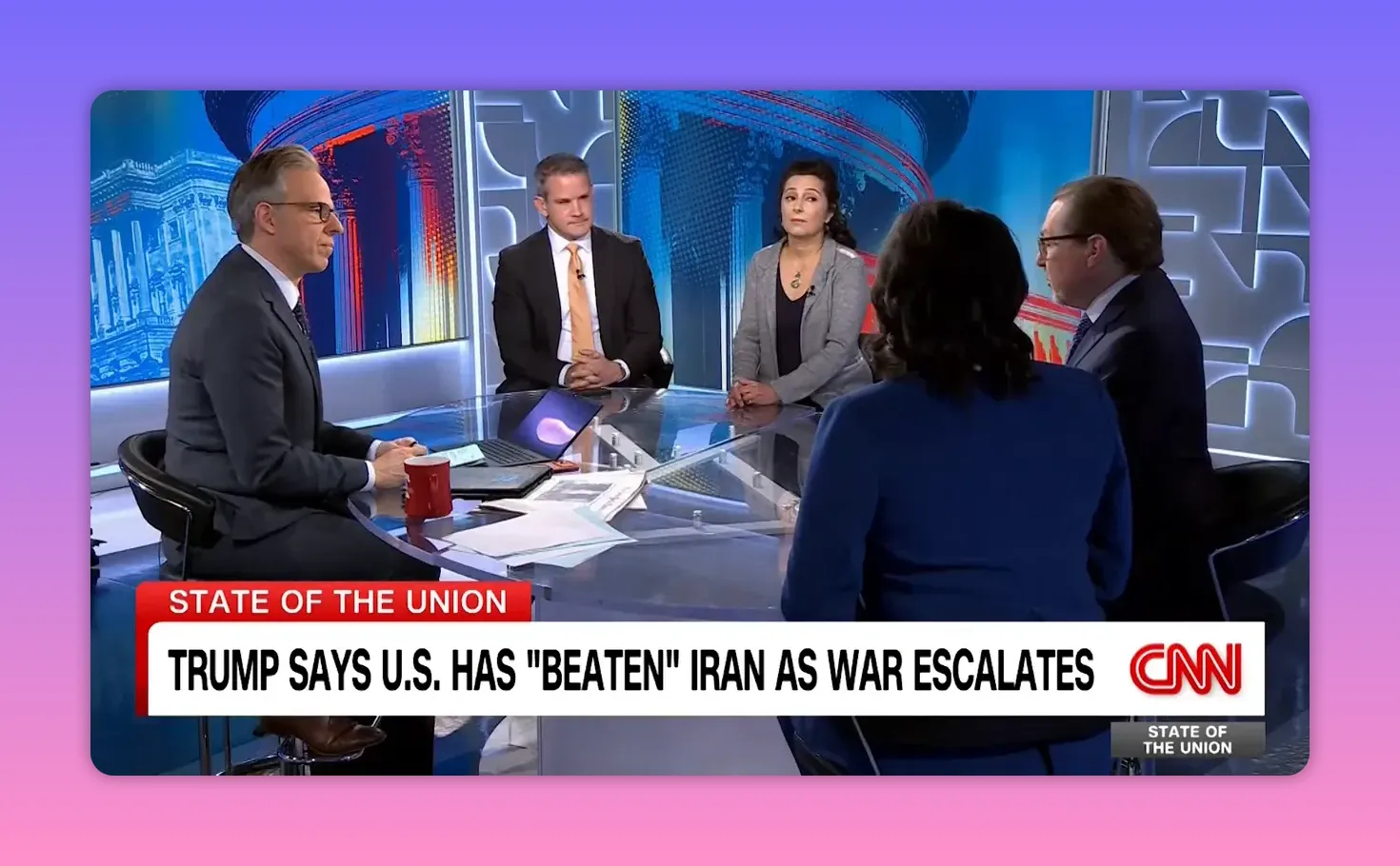 Vollansicht einer CNN-Studiorunde mit mehreren Expertinnen und Experten am Tisch; große Schlagzeile zur Eskalation eingeblendet.