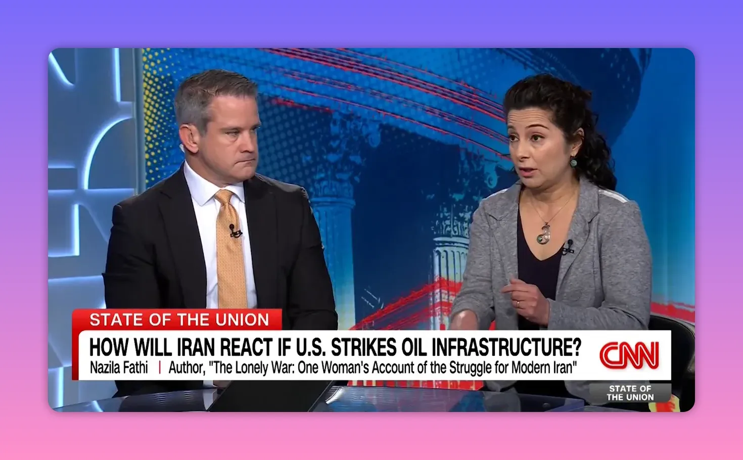 Zwei Gesprächsteilnehmende im Fernsehstudio mit Chyron über Reaktionen Irans auf Angriffe gegen Ölinfrastruktur