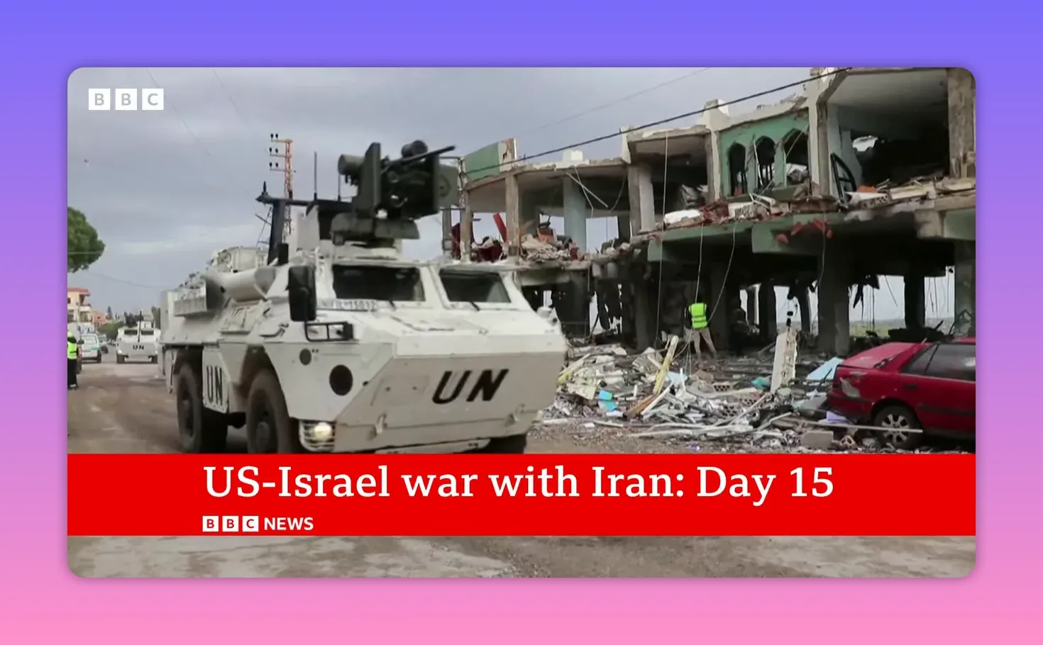 Blindé de l'ONU circulant devant des bâtiments détruits et des décombres