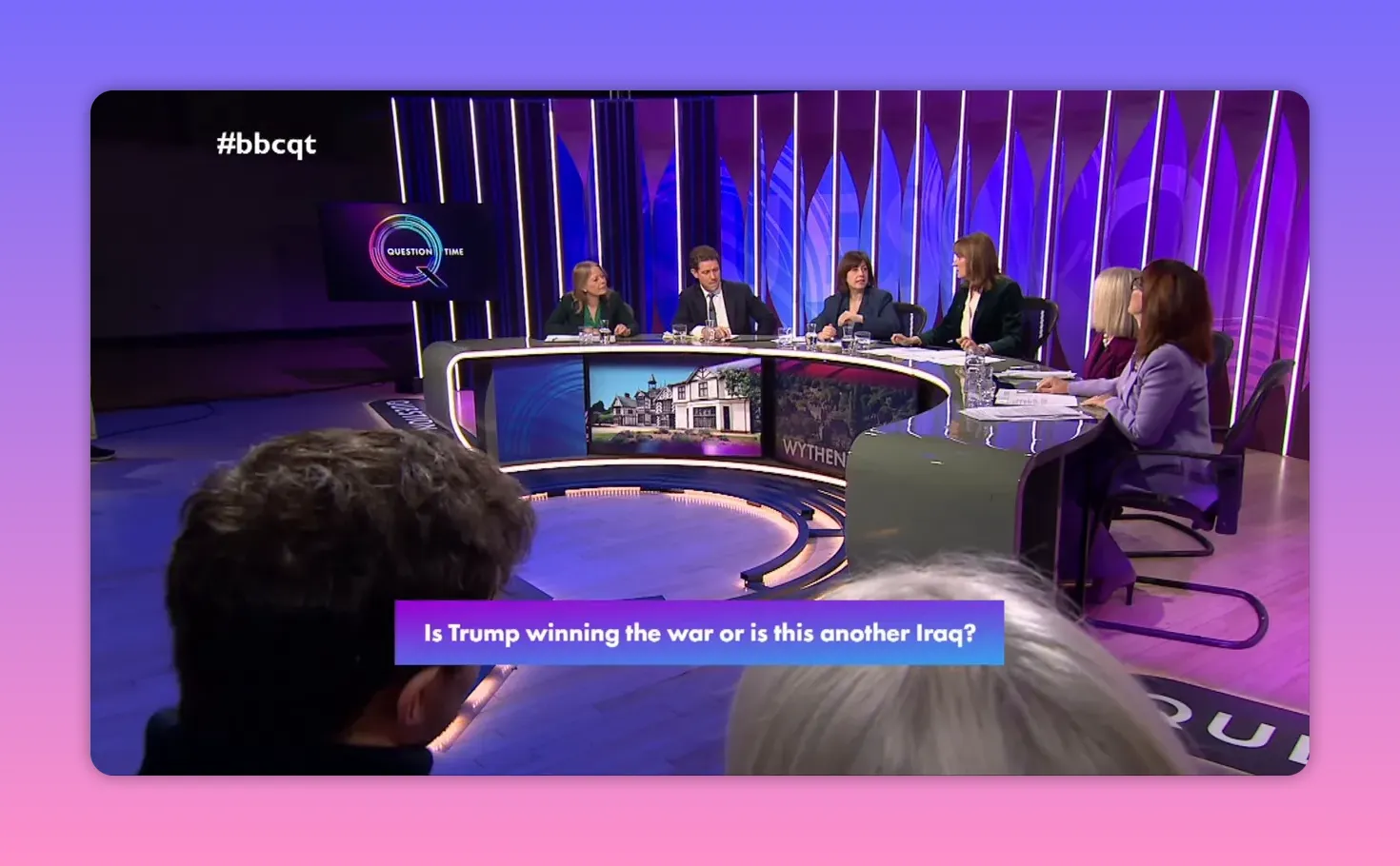 Large plan du plateau de discussion montrant les panélistes et le public, texte à l'écran sur la comparaison avec l'Irak