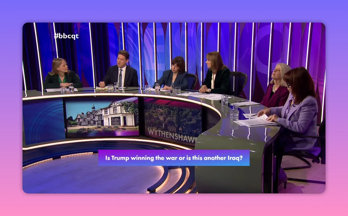 Vue large du panel de discussion à la télévision avec bande titre interrogeant si c'est un nouvel Irak