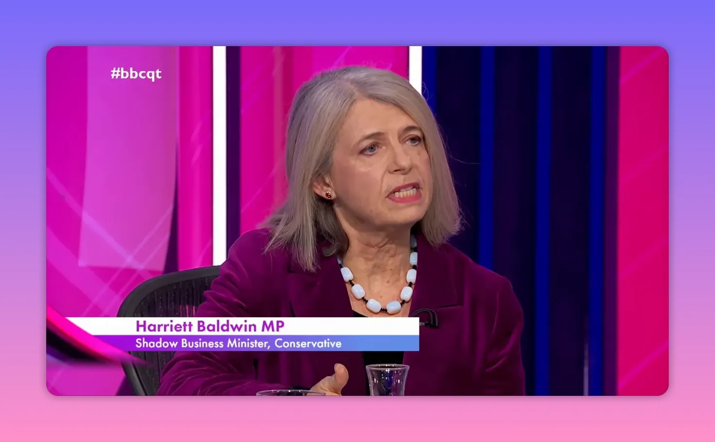 Représentante du panel (élue) argumentant sur un plateau télévisé