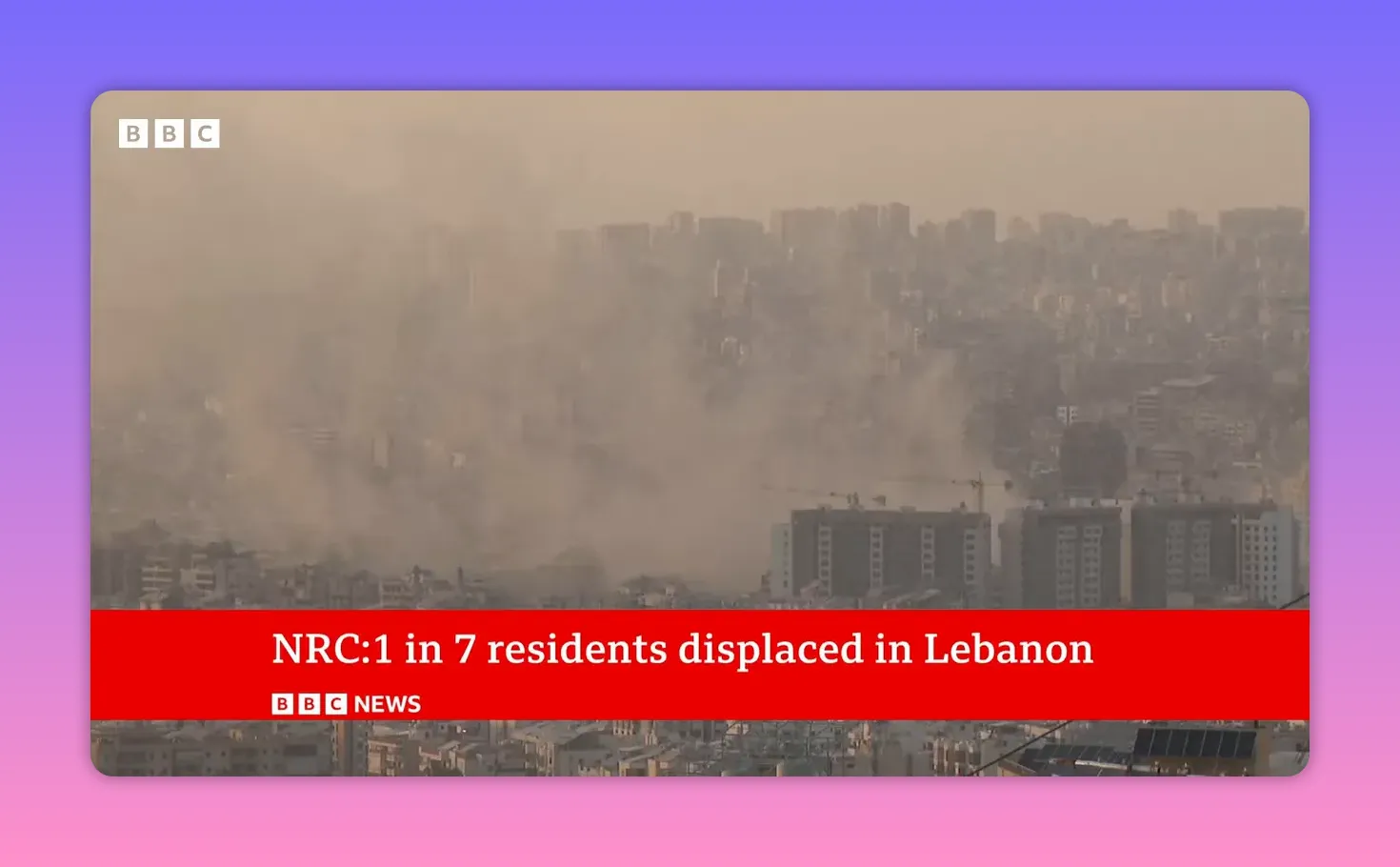 Vue de la ville avec fumée et texte BBC indiquant «NRC: 1 in 7 residents displaced in Lebanon», illustrant le déplacement massif