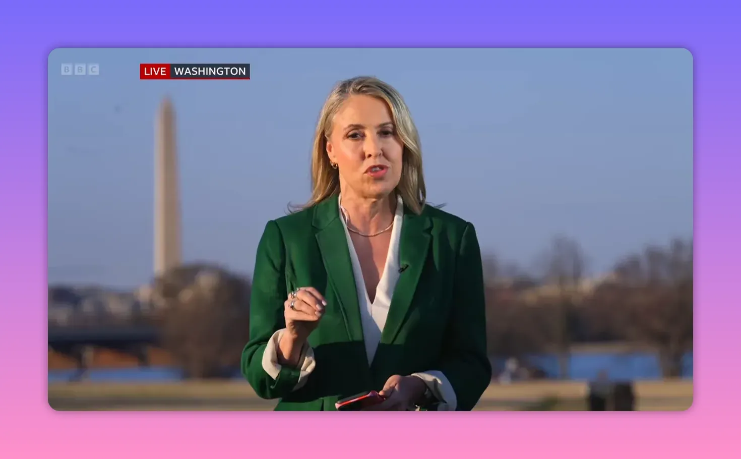 Journaliste debout devant le Washington Monument en direct, rapportant les nouvelles sur les frappes