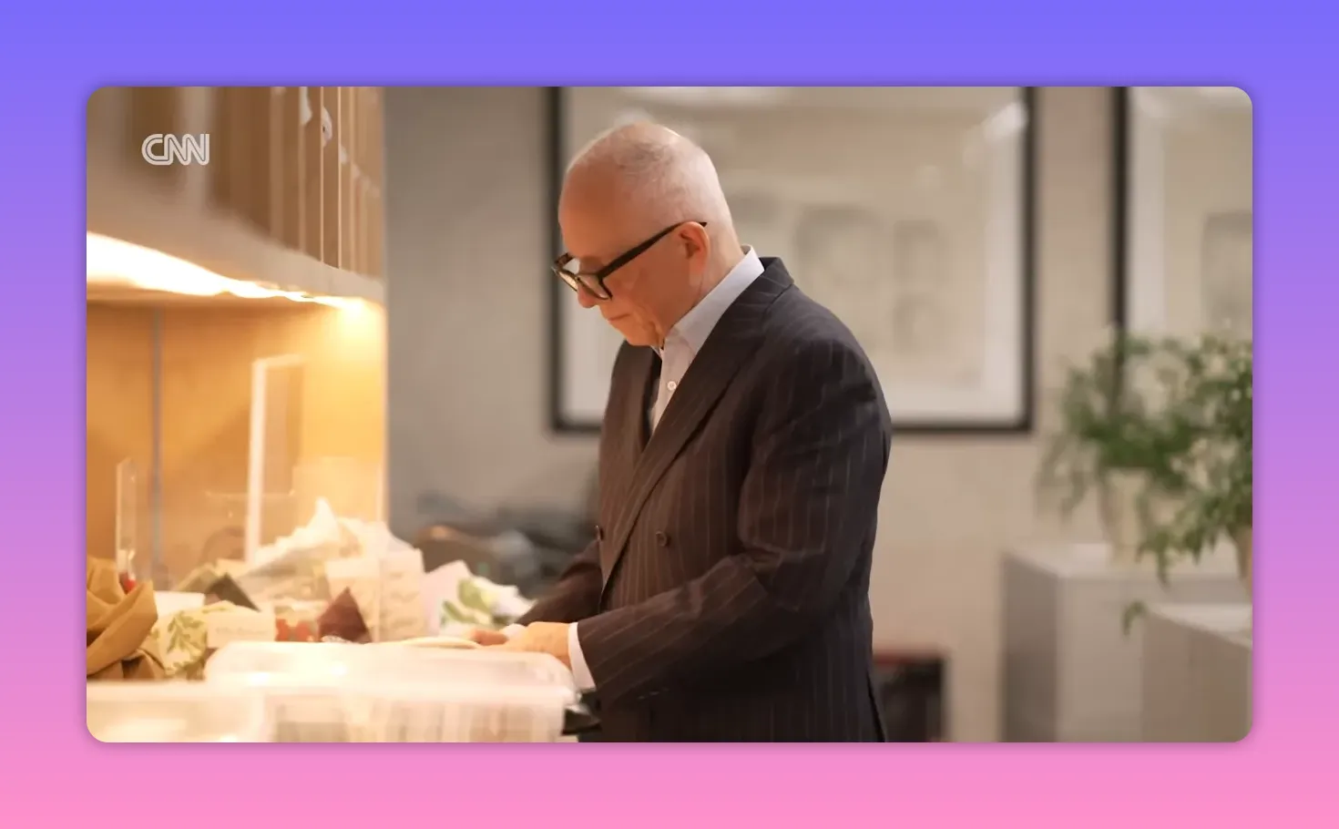 Person begutachtet Kisten und ausgelegte Belegstücke auf einer Arbeitsfläche.