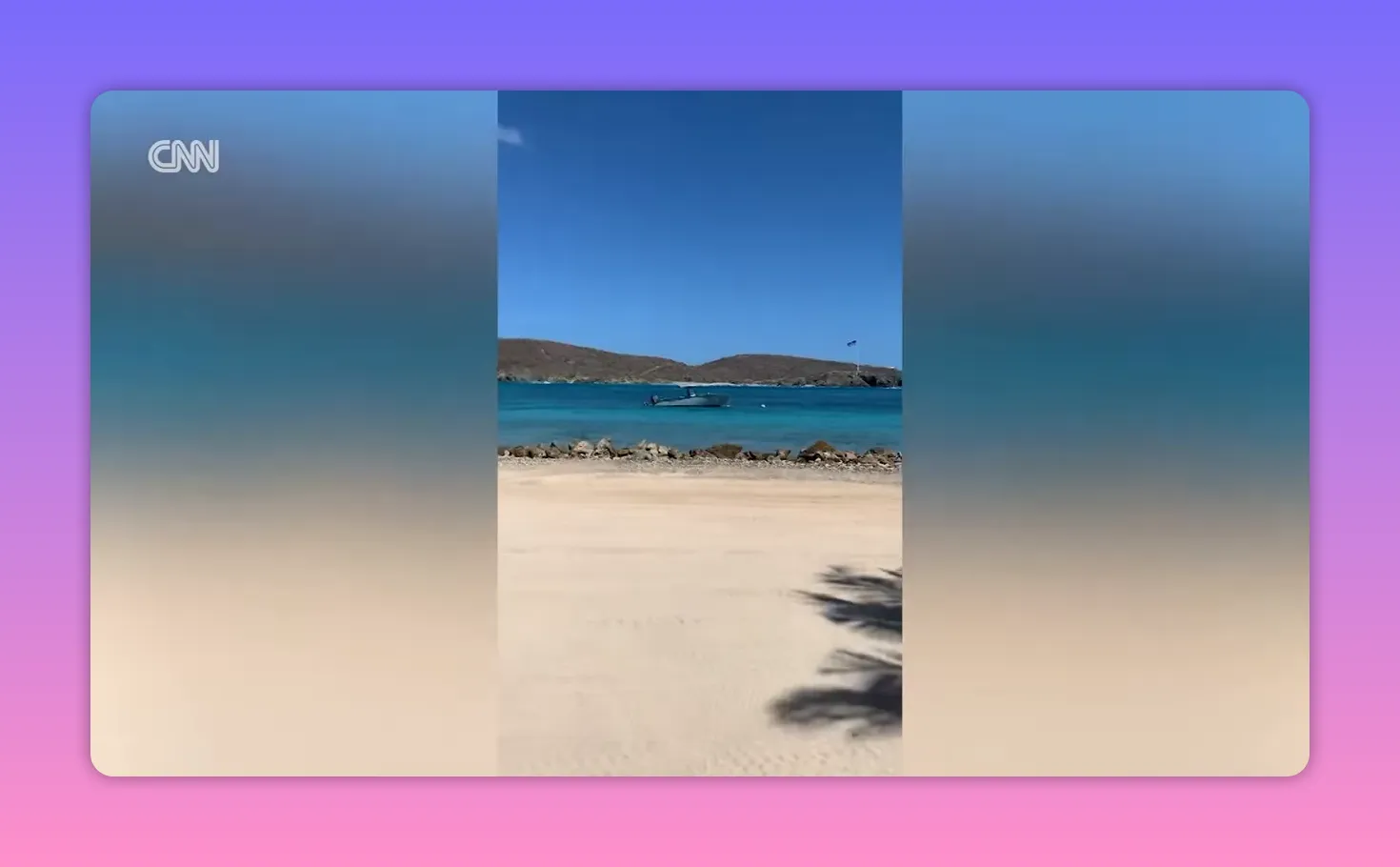 Kleines Boot vor einem sandigen Ufer und türkisfarbenem Meer