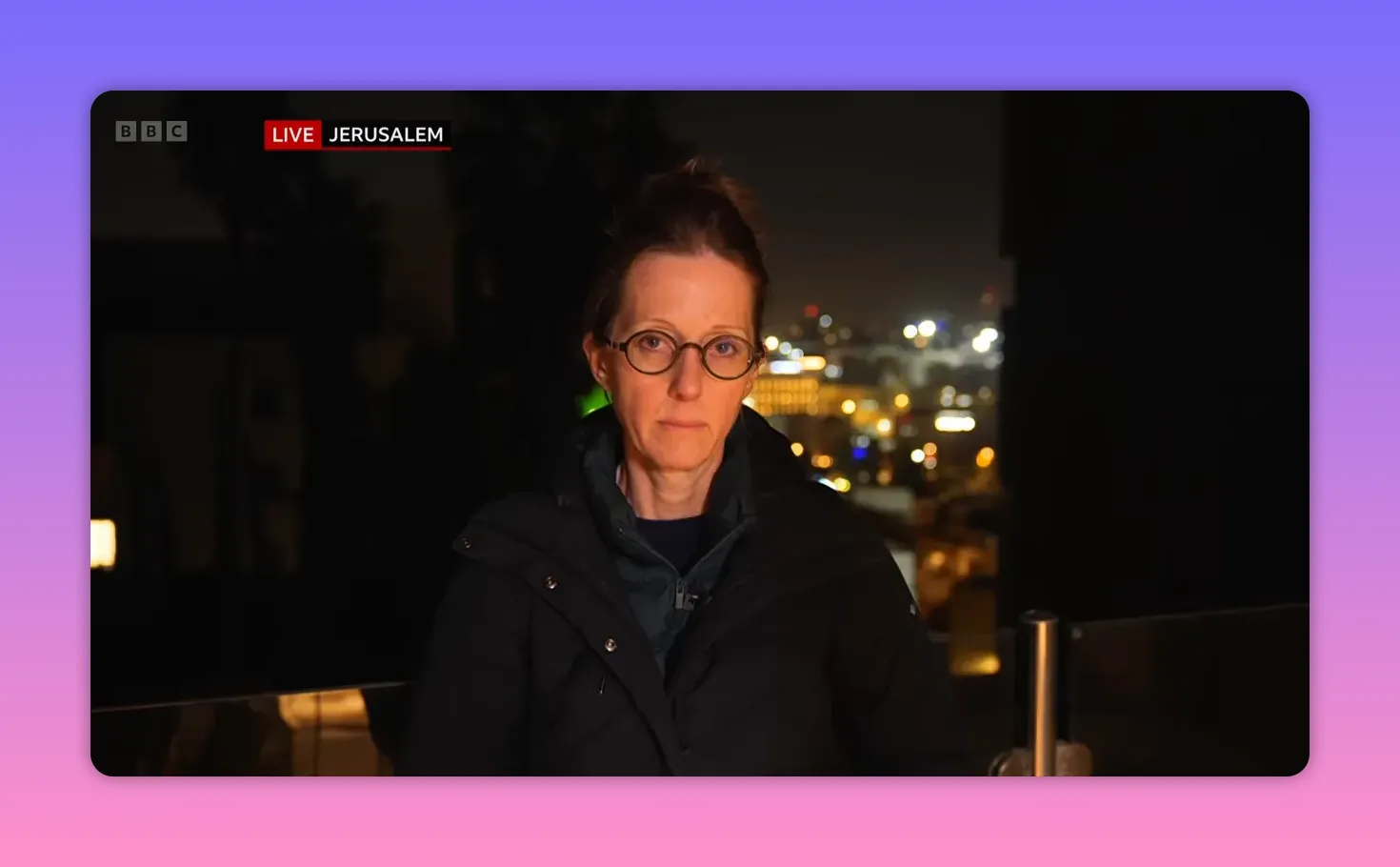 Journaliste en direct à Jérusalem la nuit, arrière-plan de la ville éclairée