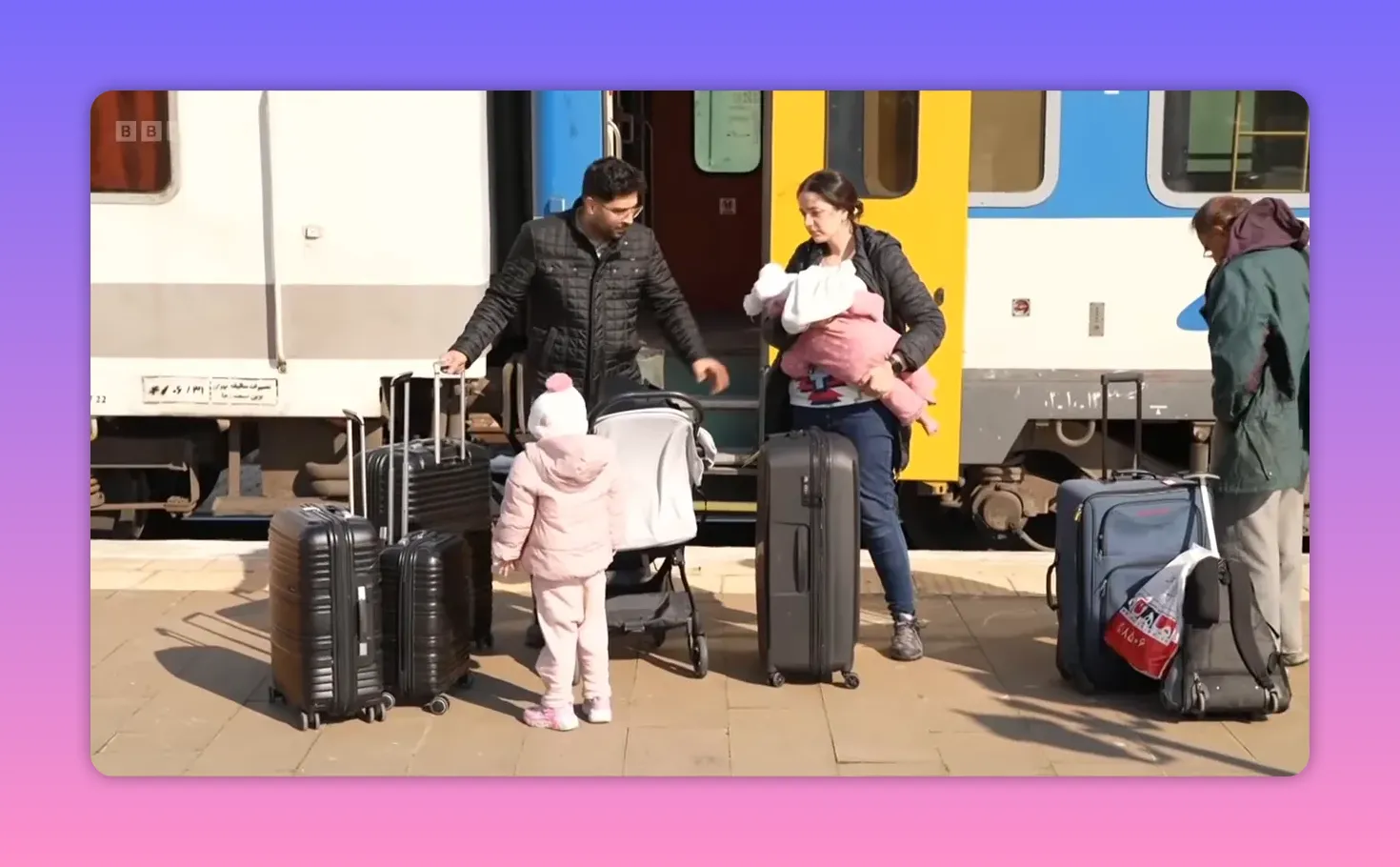 Famille avec plusieurs valises, poussette et jeunes enfants debout devant une porte de wagon de train