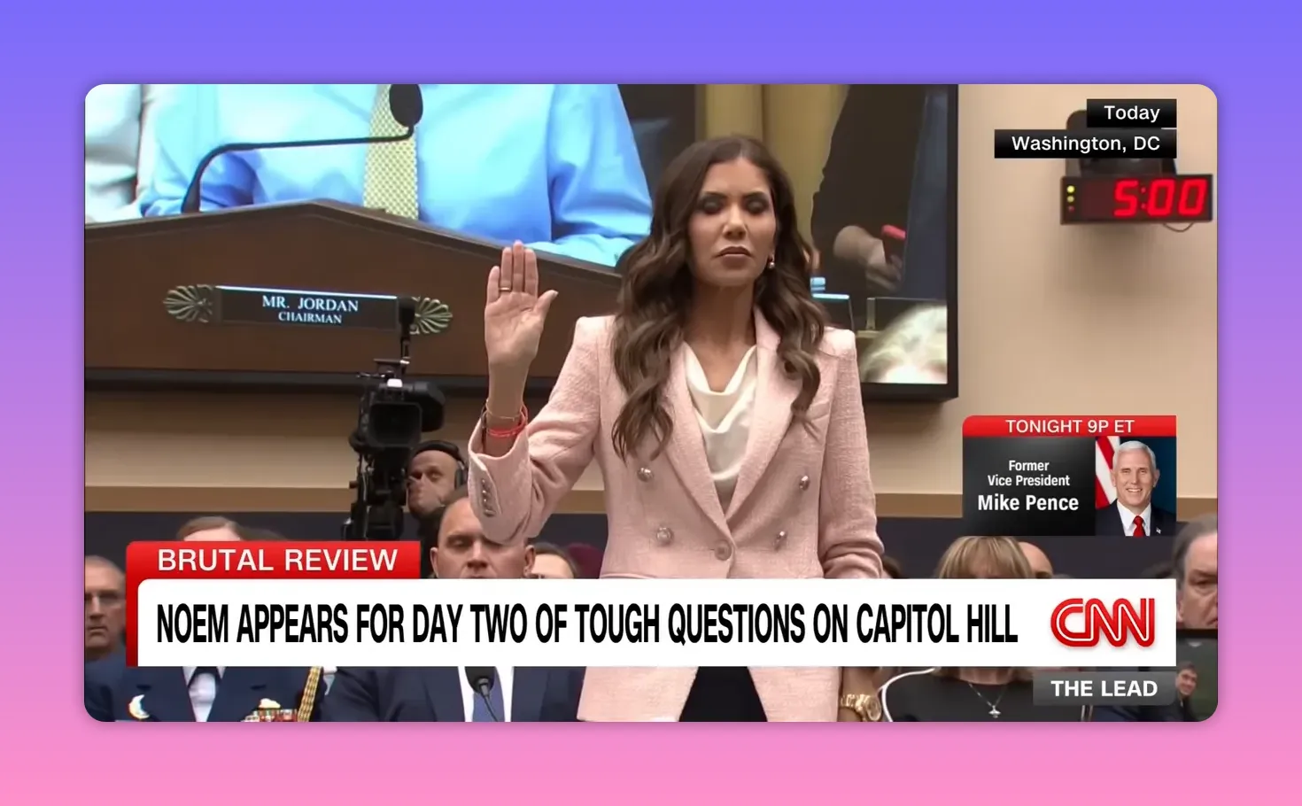Personne se tenant debout dans une salle d'audition du Capitole, la main levée pour prêter serment, pupitre et public en arrière-plan.