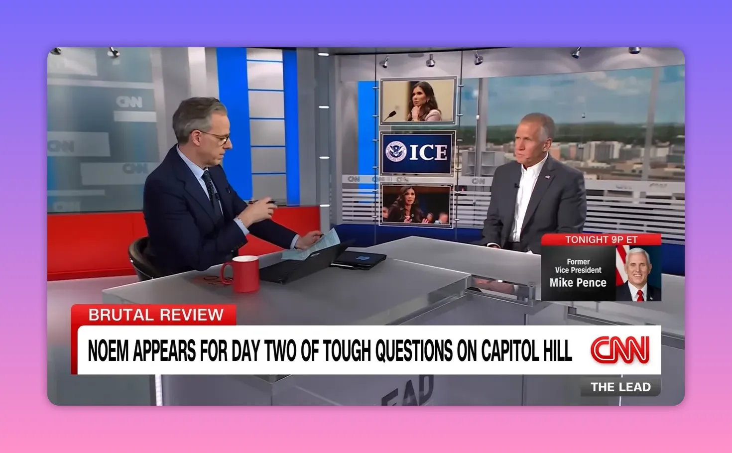 Vue large du studio montrant deux intervenants, panneaux thématiques (ICE) et bandeau indiquant l'audition au Capitole.