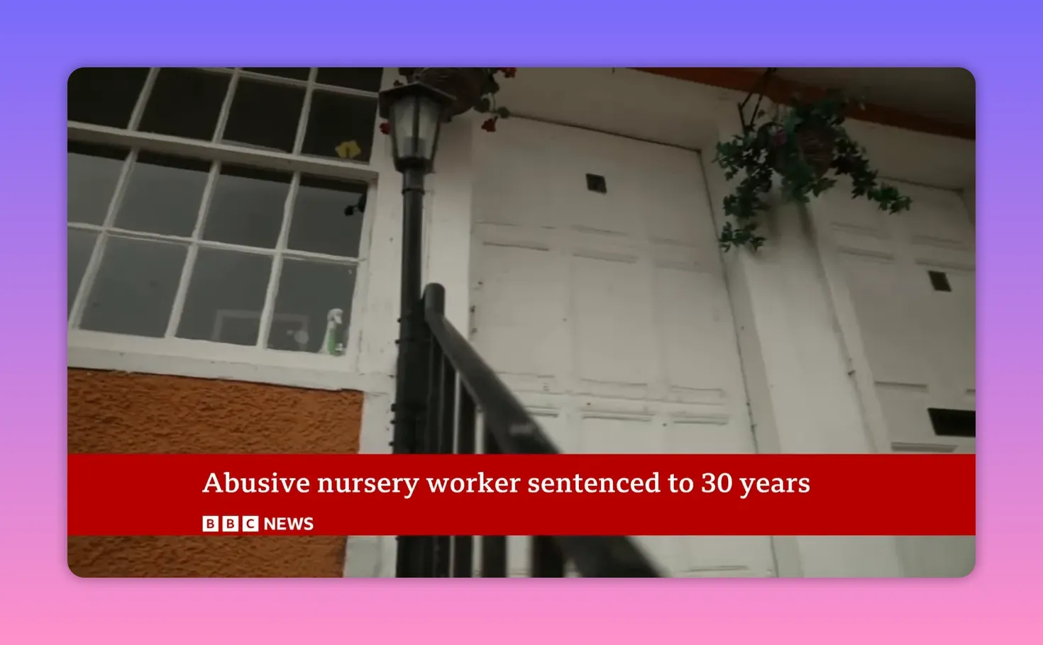 Entrée d'une crèche avec porte, fenêtre et rambarde, surimpression d'information BBC