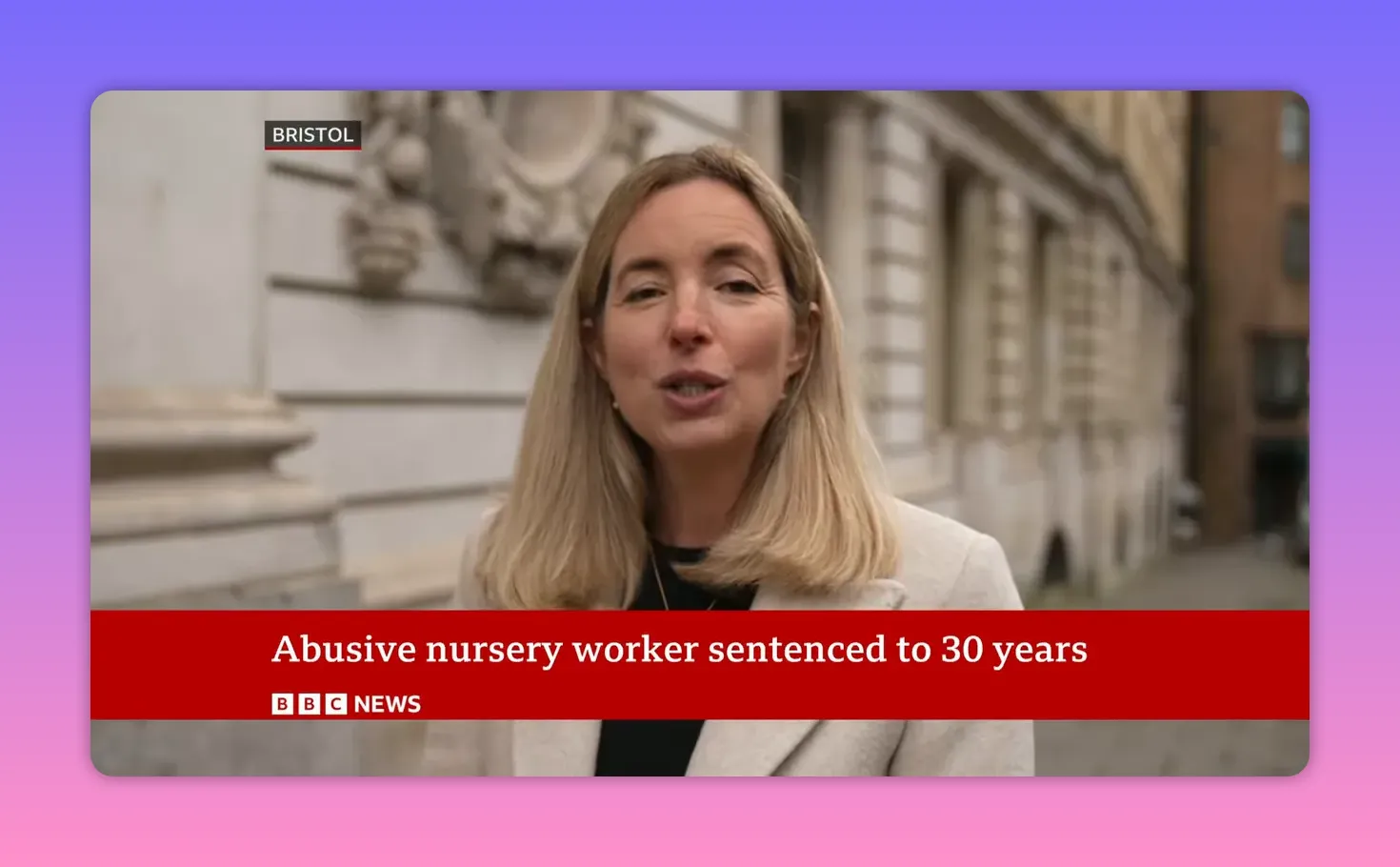 Journaliste en extérieur, gros plan net, avec bandeau d'actualité annonçant une condamnation à 30 ans.