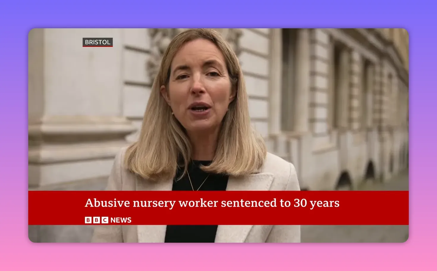 Journaliste en gros plan devant un bâtiment, bandeau BBC sur la condamnation d’un employé de crèche