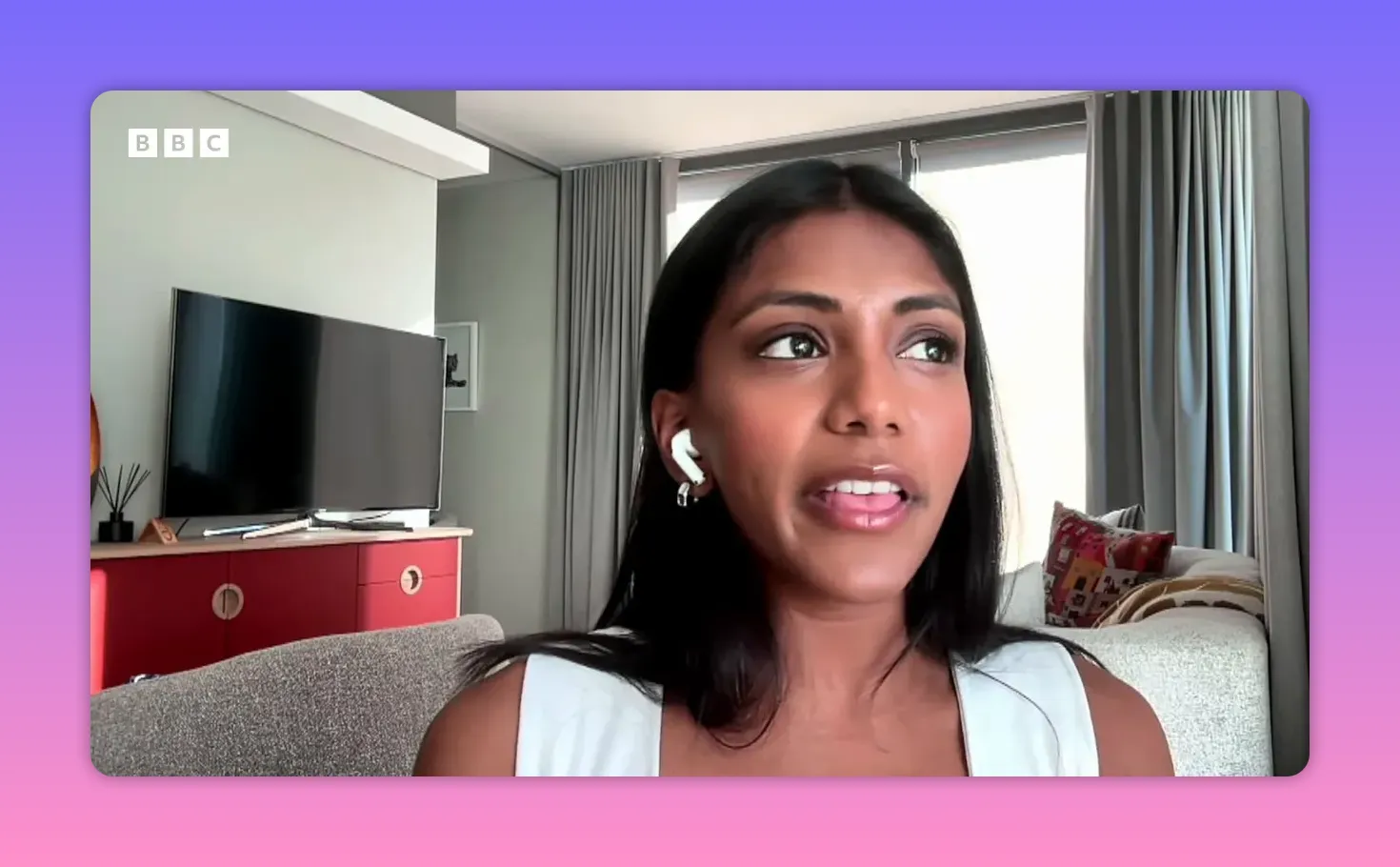 interprète de Miss Wednesday en interview vidéo, plan moyen dans un intérieur lumineux