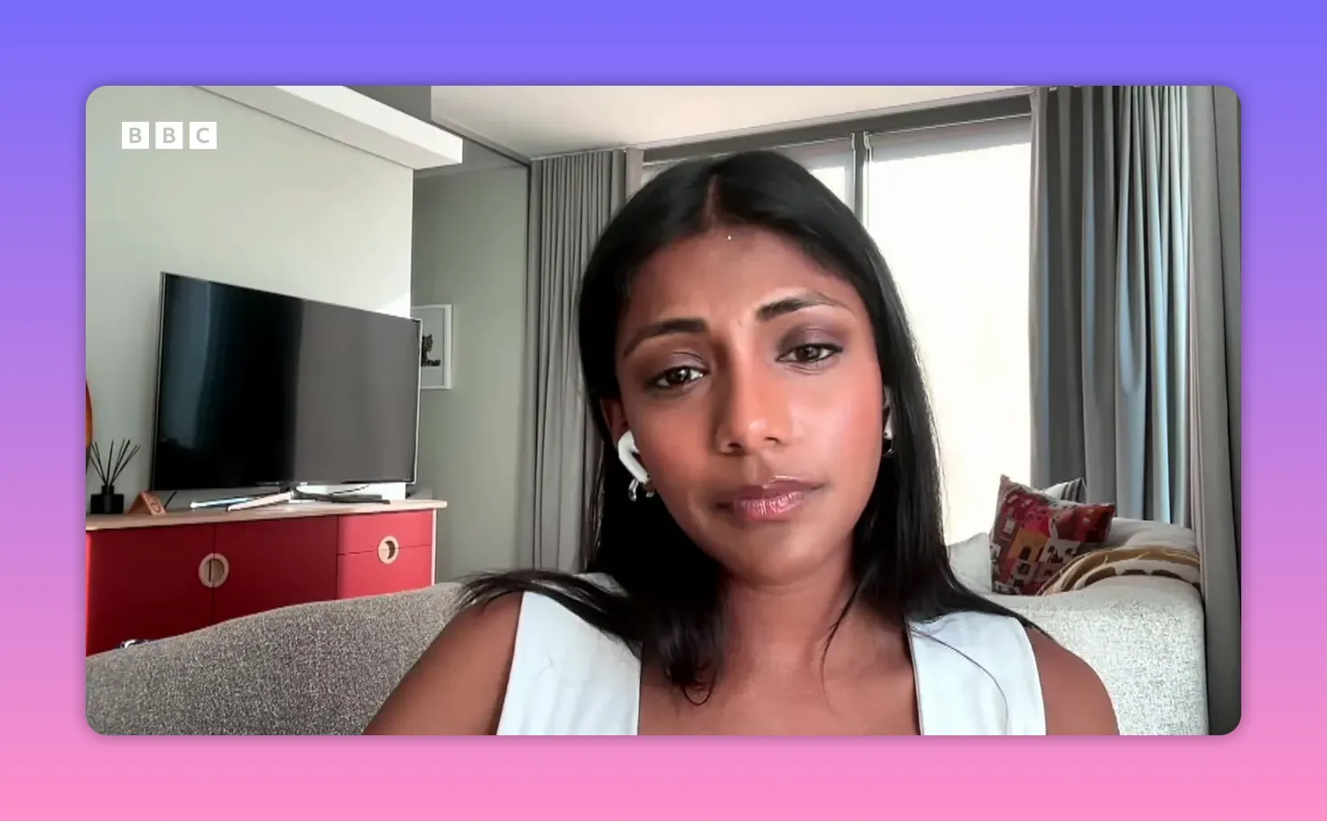 Portrait d'une actrice en visioconférence expliquant sa réponse, fond intérieur lumineux, écouteurs