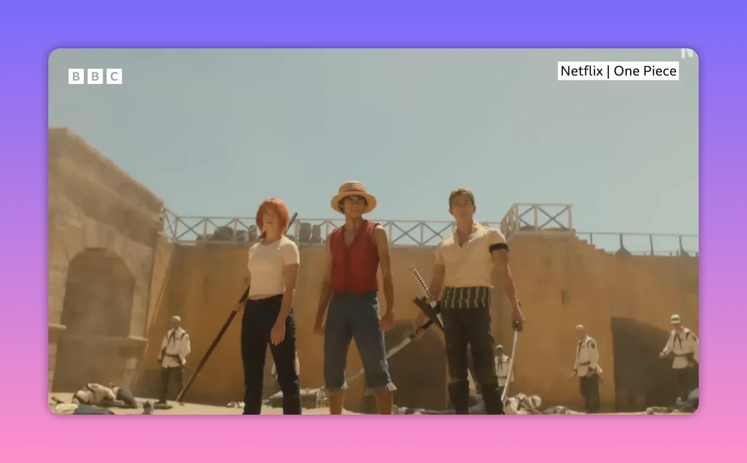 Trois personnages principaux de One Piece en version live-action debout ensemble