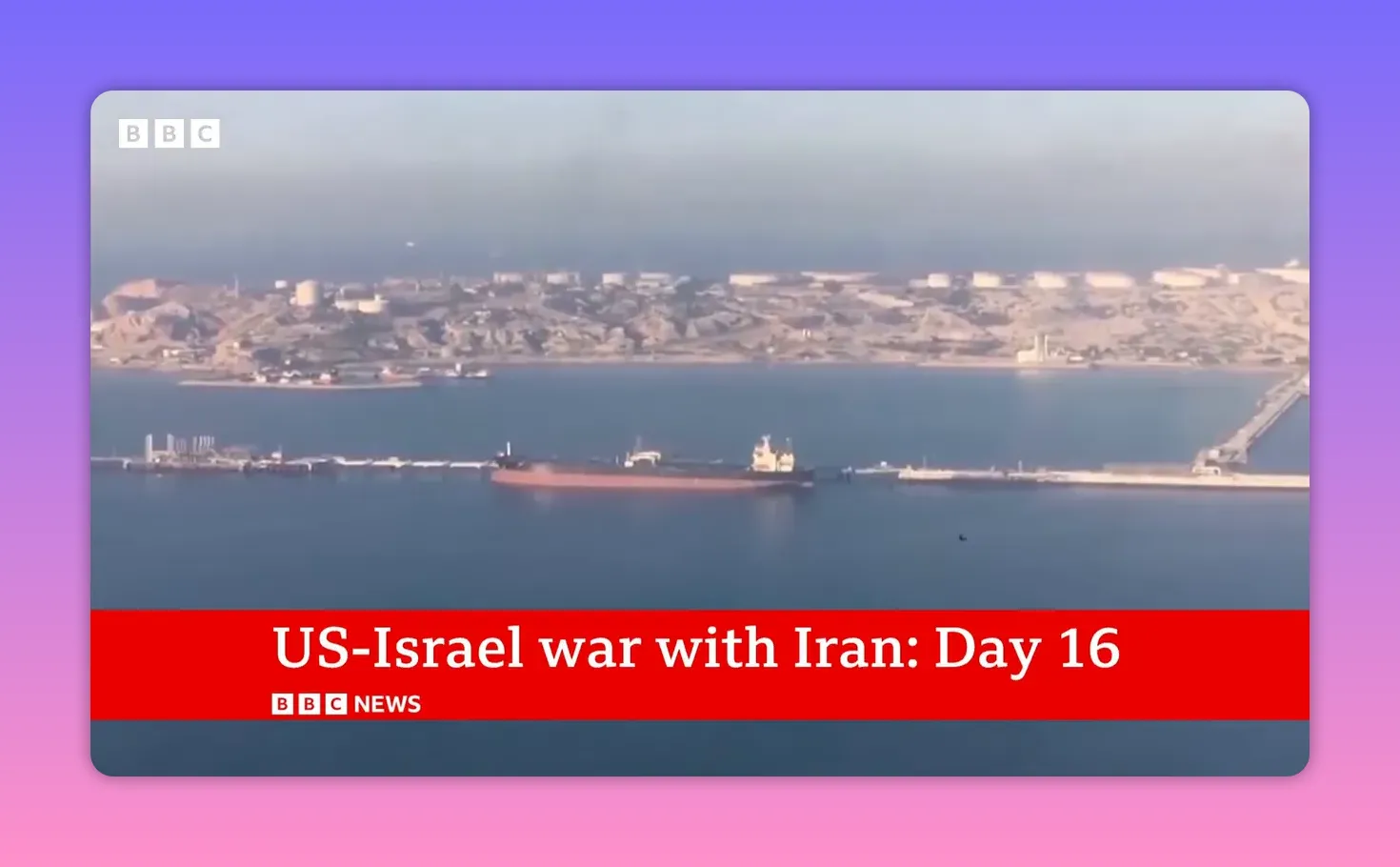 Vue d'un tanker amarré à un terminal pétrolier côtier vu depuis l'air