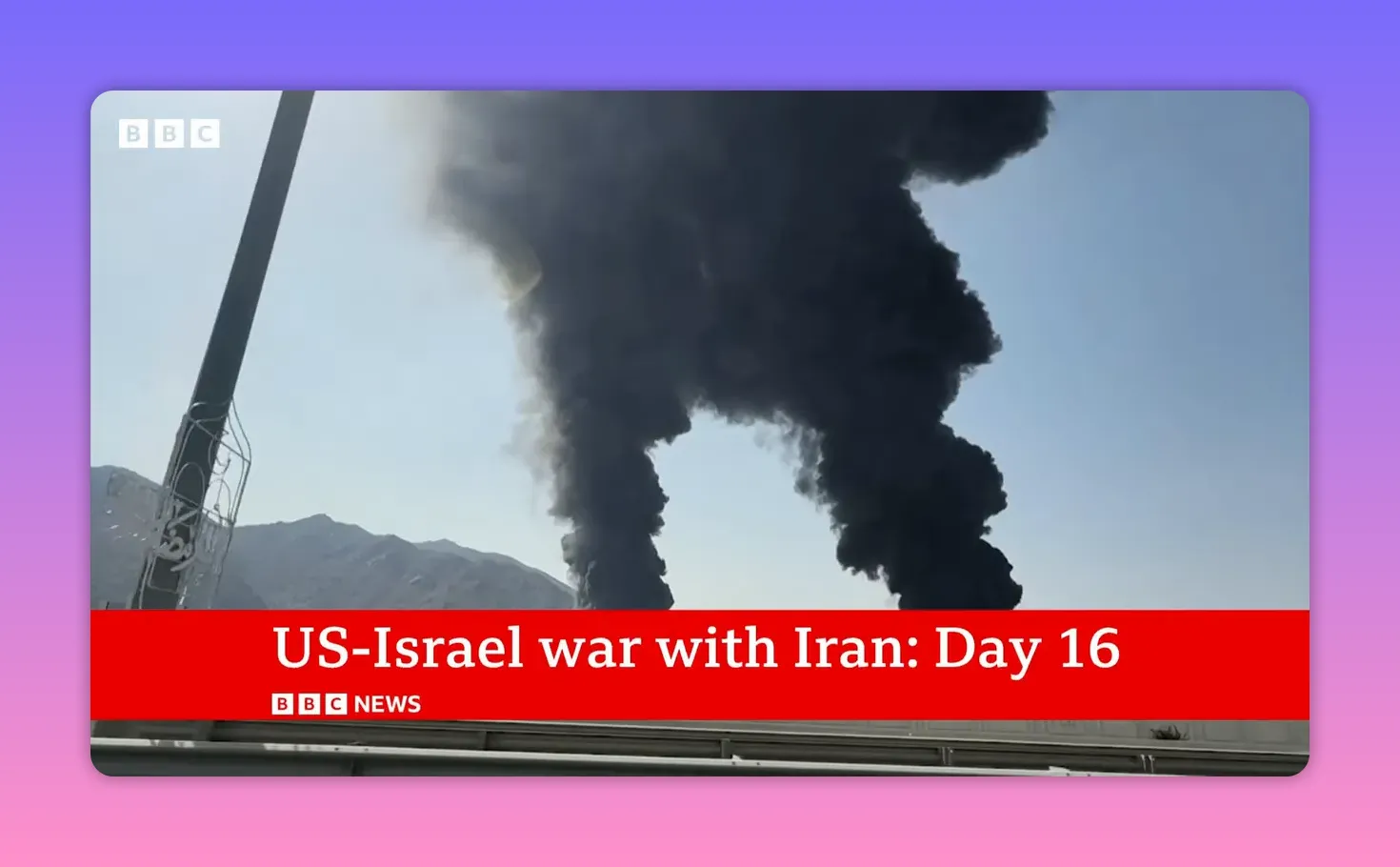 Épaisses colonnes de fumée noire s'élevant vers le ciel après une frappe, montagnes en arrière-plan et bandeau BBC en bas