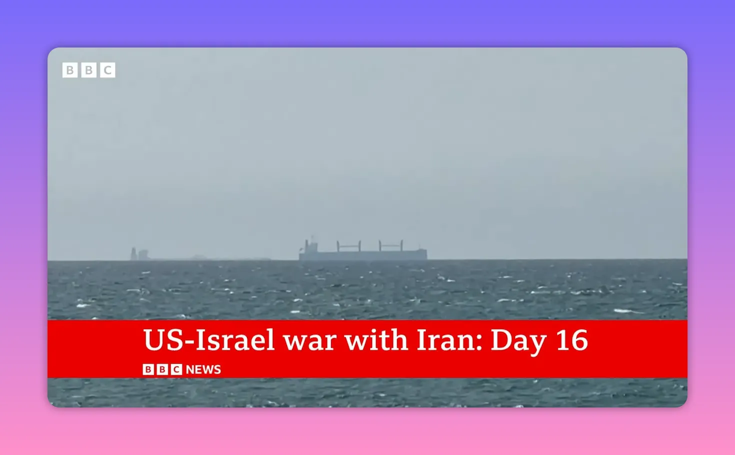 Cargo marchandnet clairement visible à l'horizon sur une mer avec ciel clair