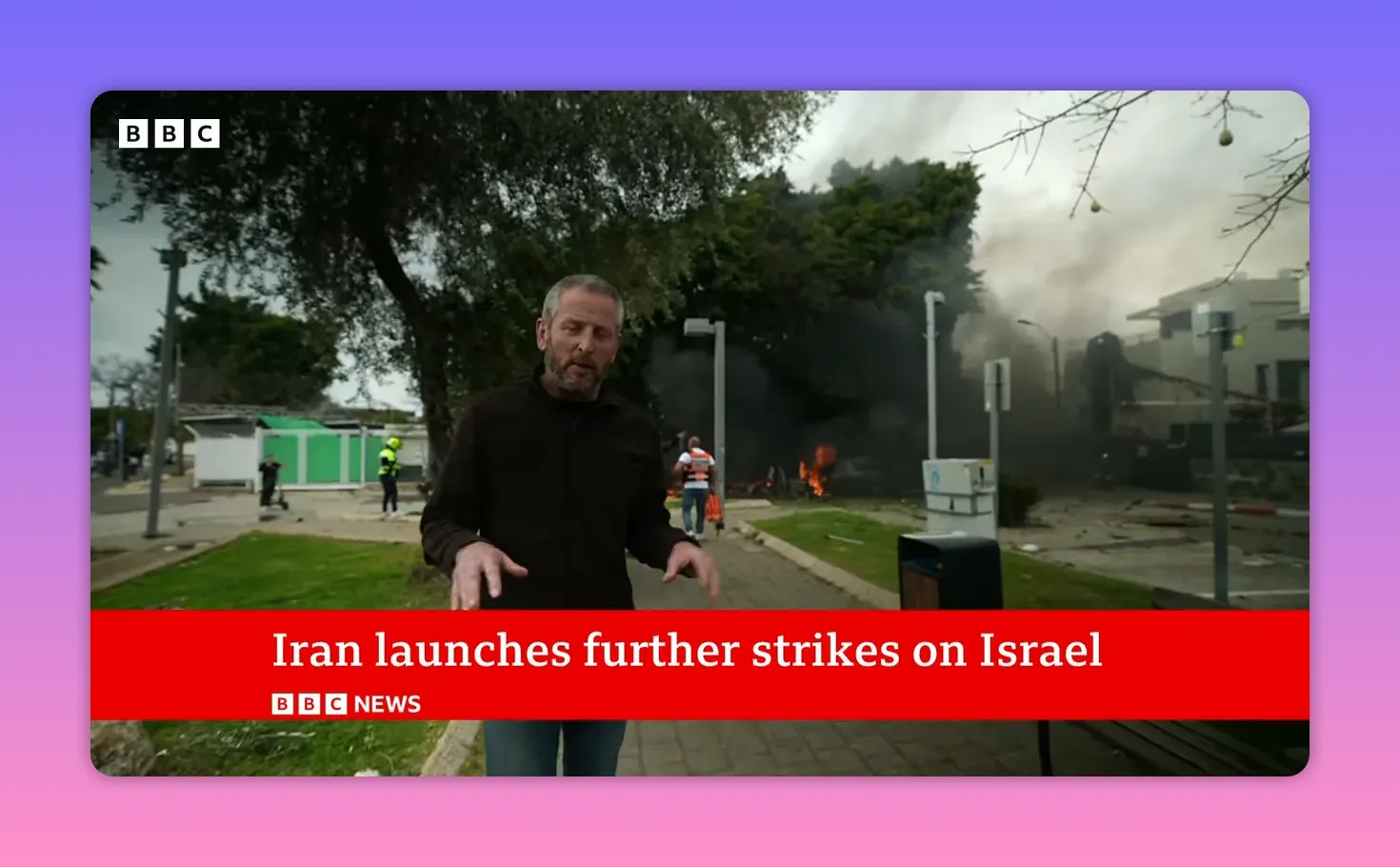 Scène d'après-attaque montrant fumée noire, flammes mineures, intervenants et débris urbains