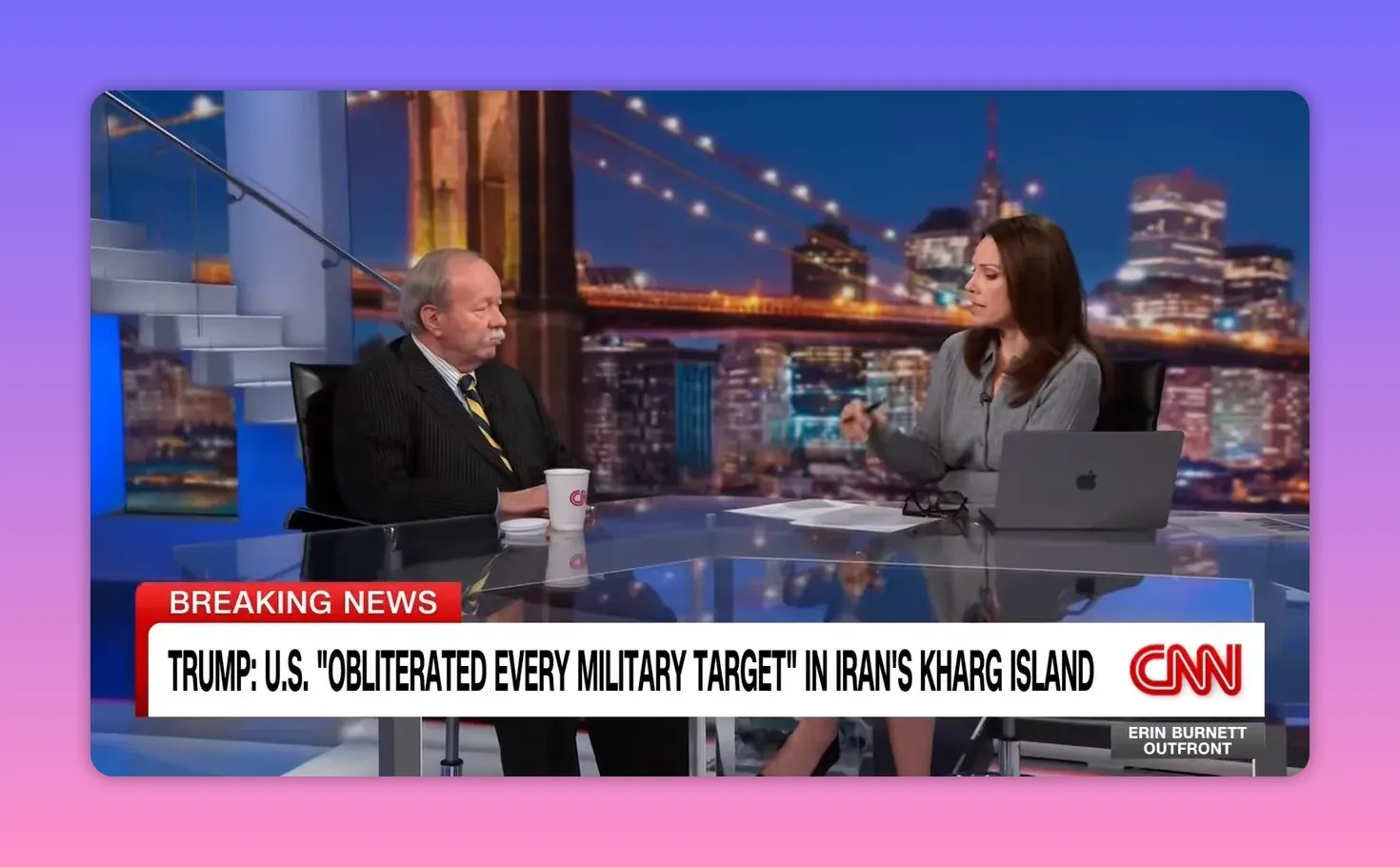 Weitwinkelaufnahme eines TV-Studios mit Breaking-News-Balken über Kharg-Insel