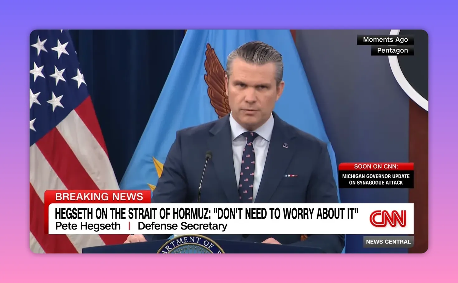 Frontalaufnahme eines Redners beim Pentagon-Briefing mit CNN-Banner und Schlagzeile zur Straße von Hormus